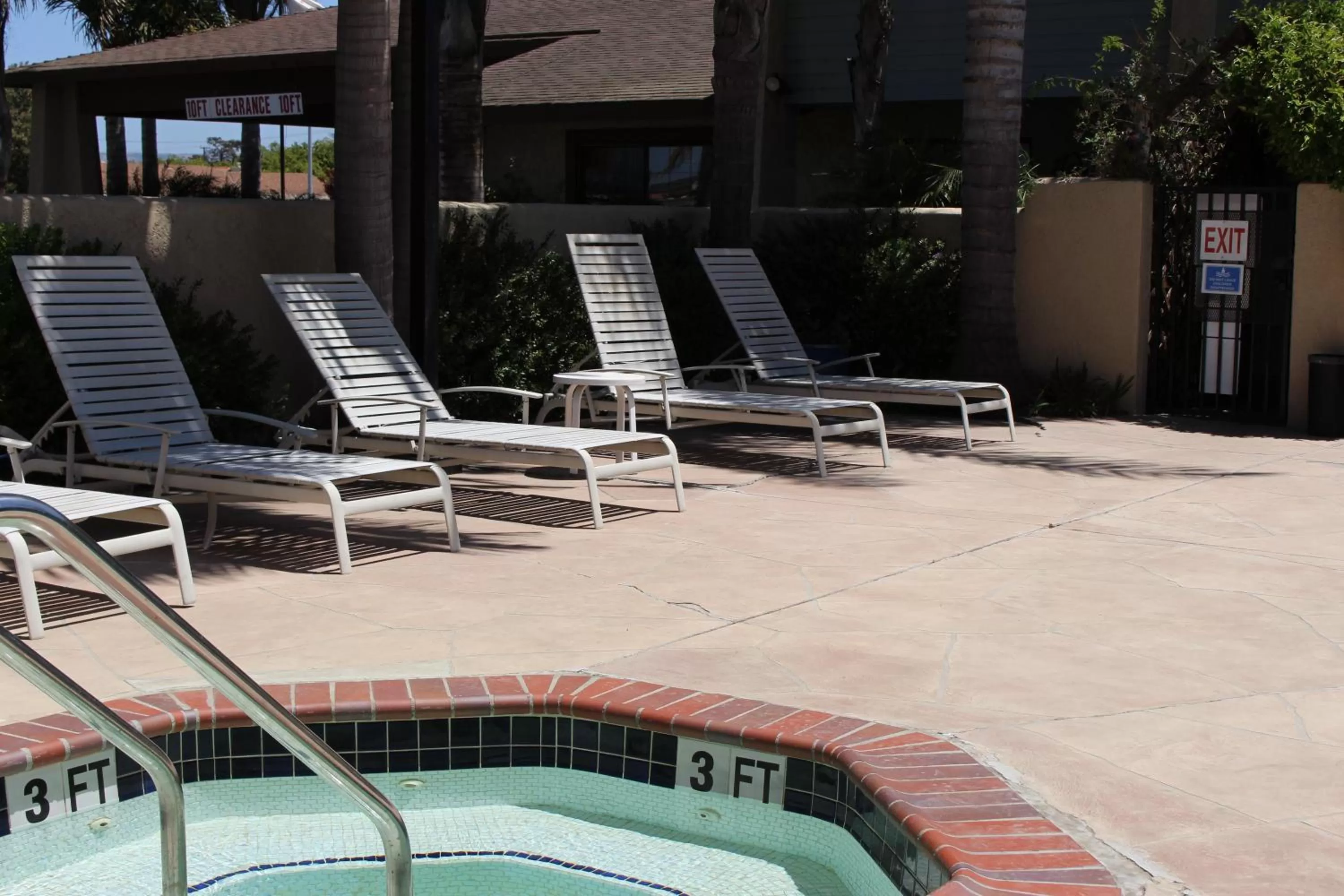 Swimming pool in O'Cairns Inn and Suites