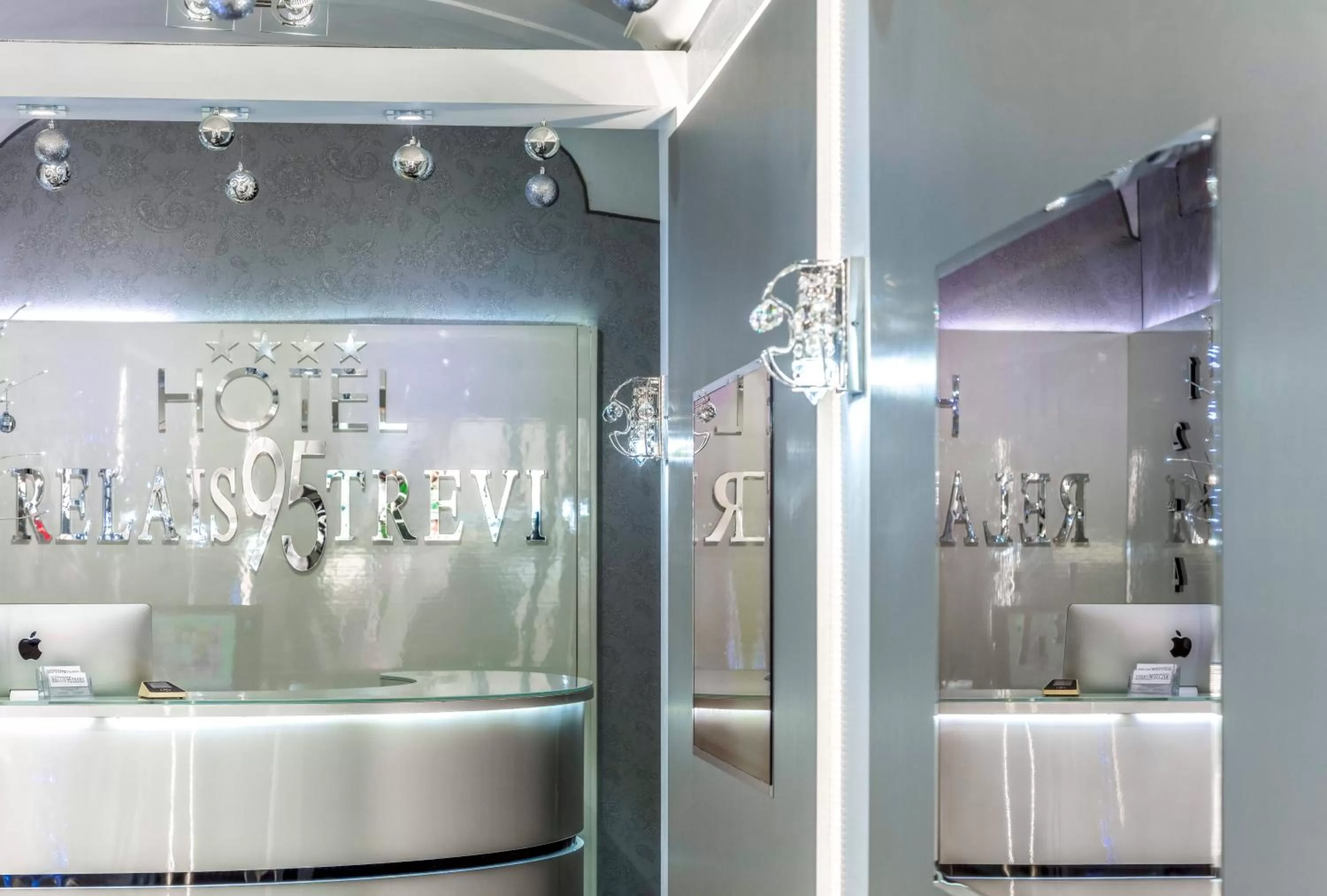 Lobby or reception in Relais Trevi 95 Boutique Hotel