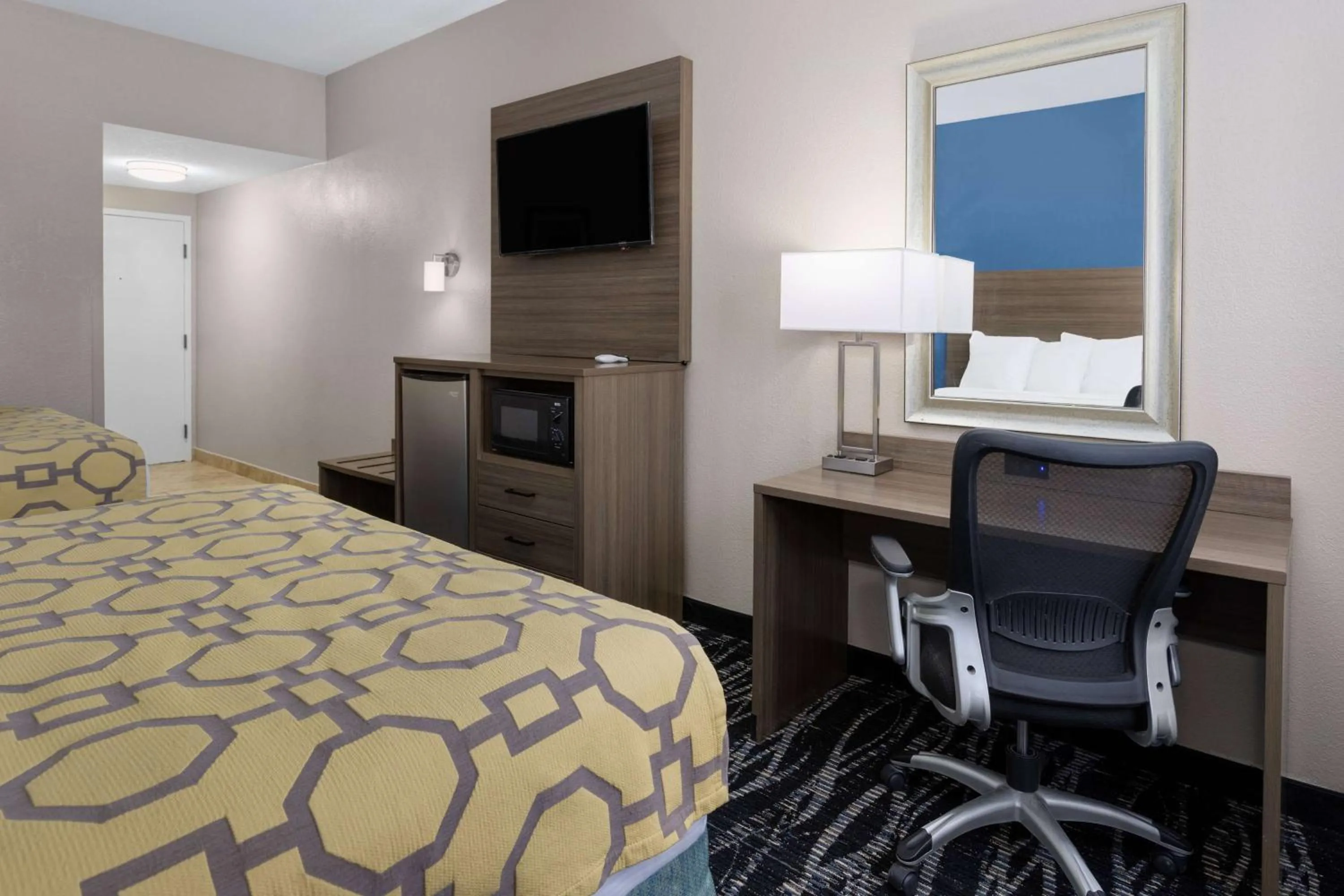 Photo of the whole room, Bed in Baymont by Wyndham Saraland