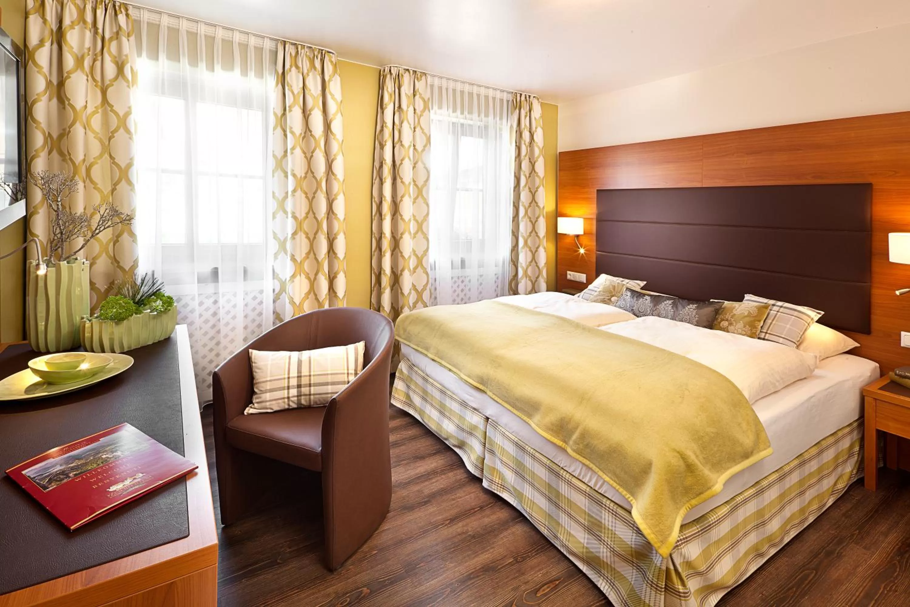 Photo of the whole room, Bed in Altstadthotel "Zum Hechten"