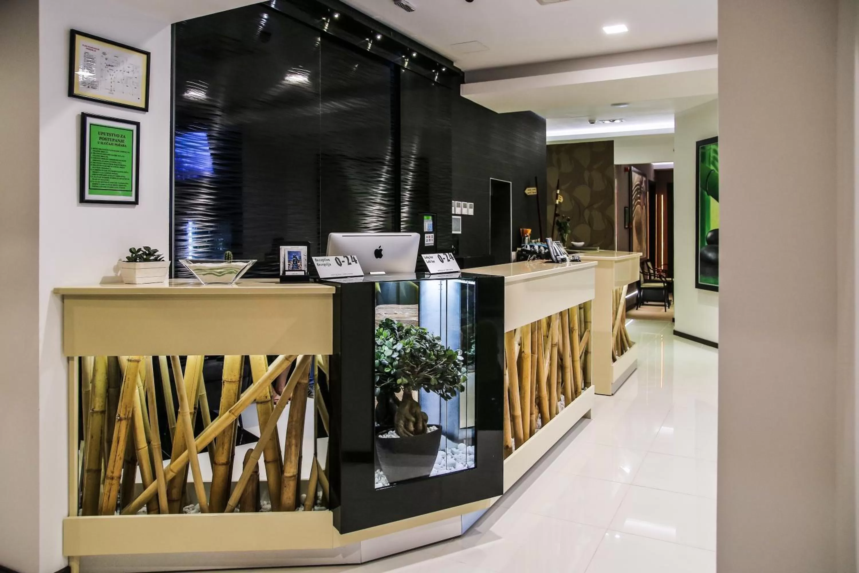 Lobby or reception in Garni Hotel Zen free parking