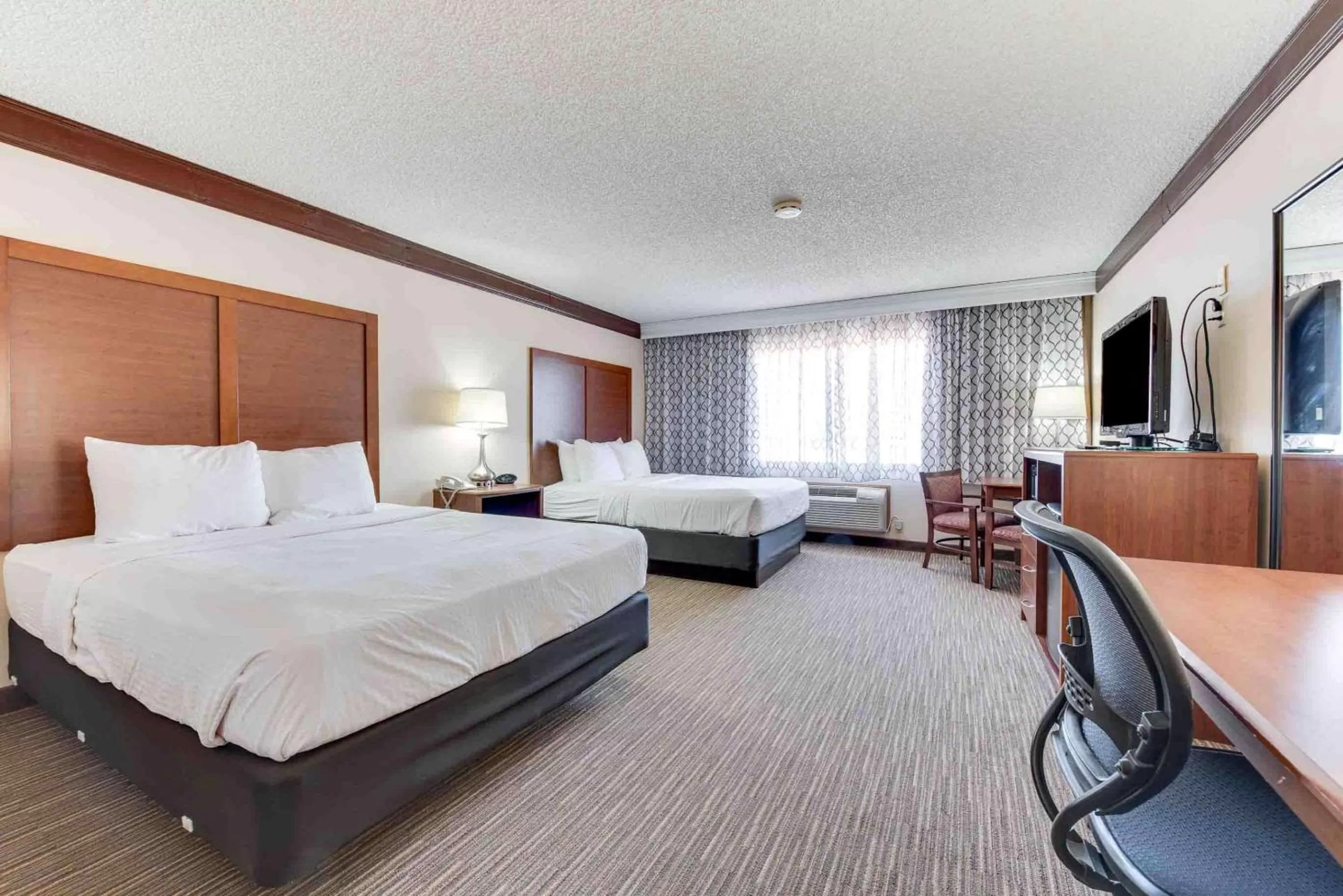 Bedroom, Bed in Best Western Movie Manor