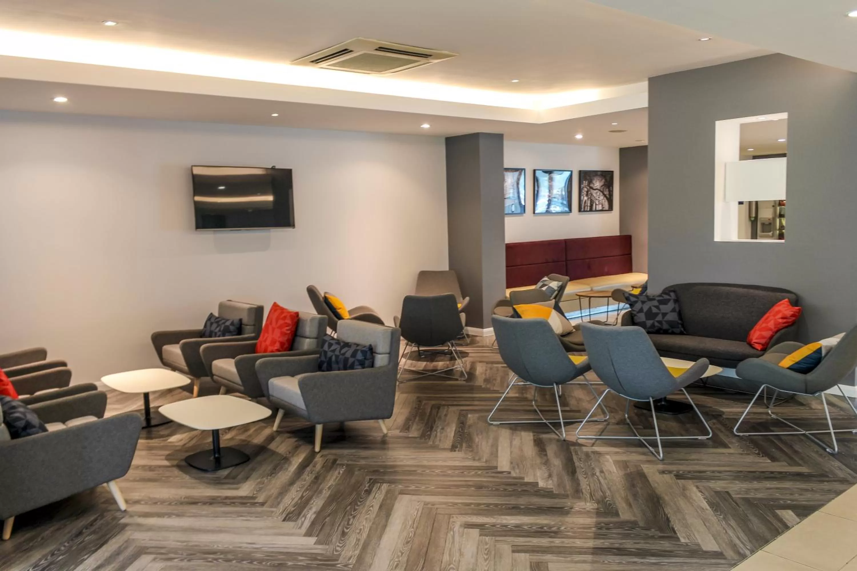 Lounge or bar in Holiday Inn Express Doncaster by IHG