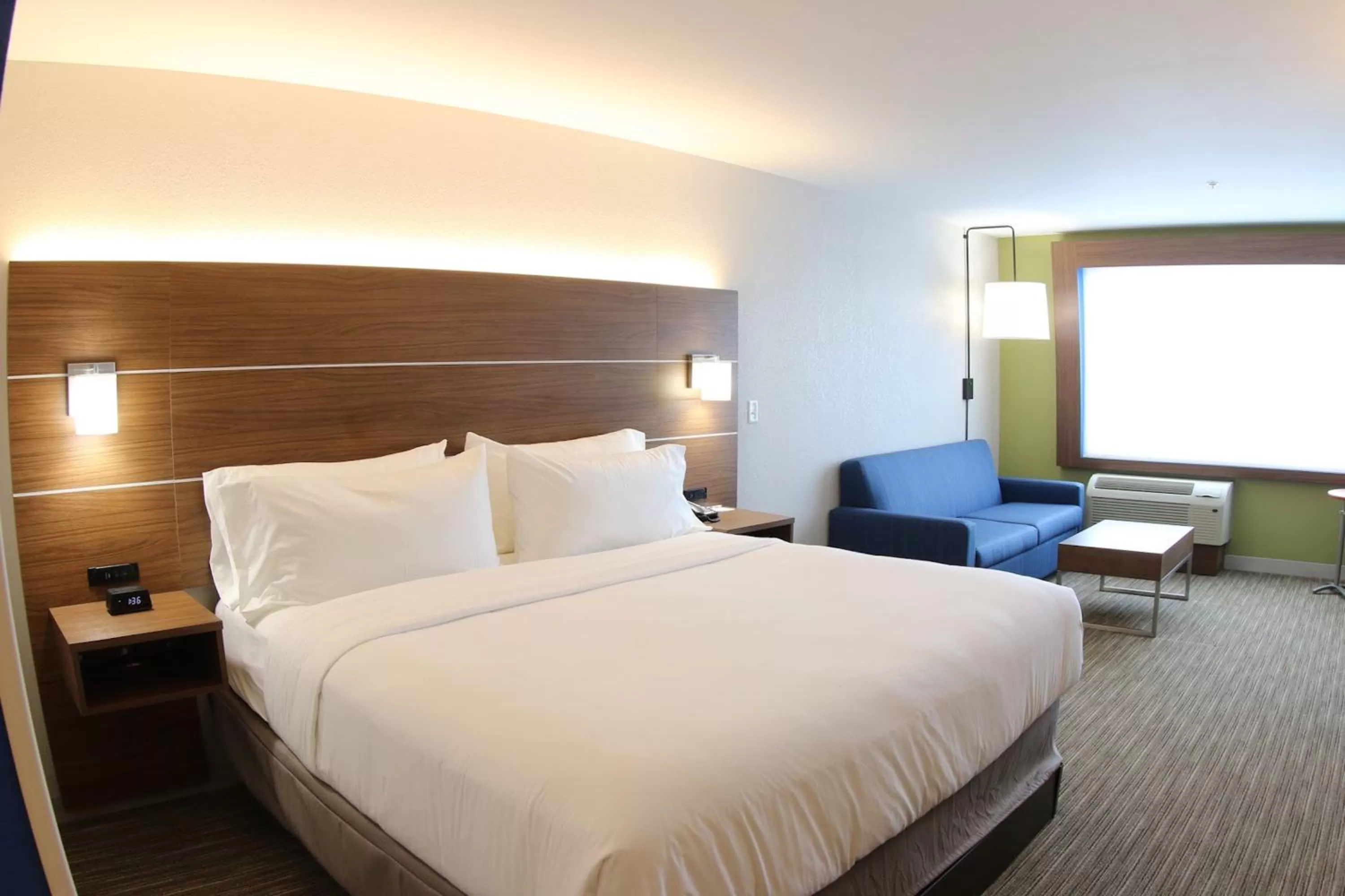 Photo of the whole room, Bed in Holiday Inn Express & Suites - Detroit Northwest - Livonia by IHG