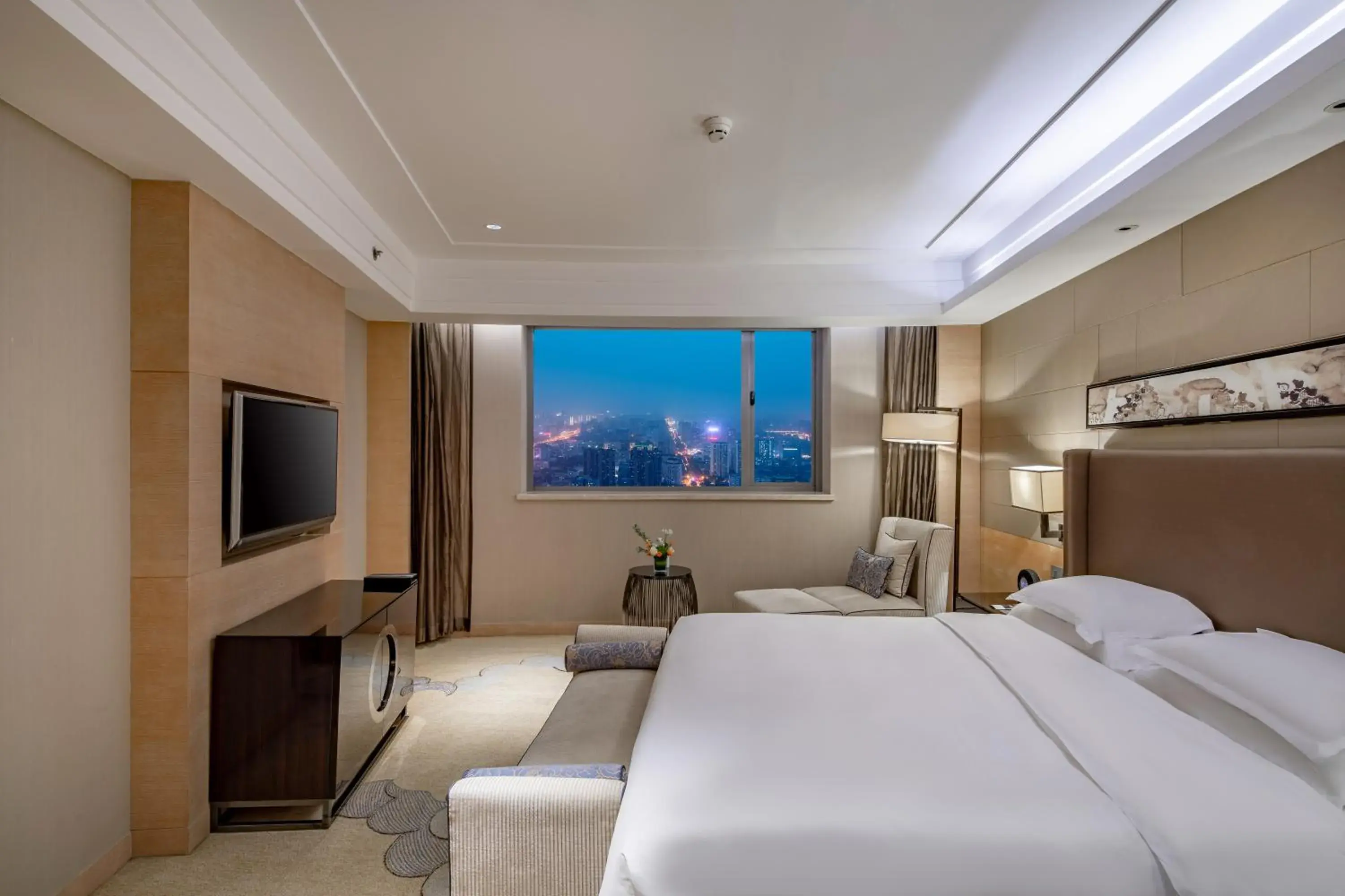 One-Bedroom Suite with Dining Area in Crowne Plaza Xi'an by IHG One-Bedroom Suite with Dining Area in Crowne Plaza Xi'an by IHG