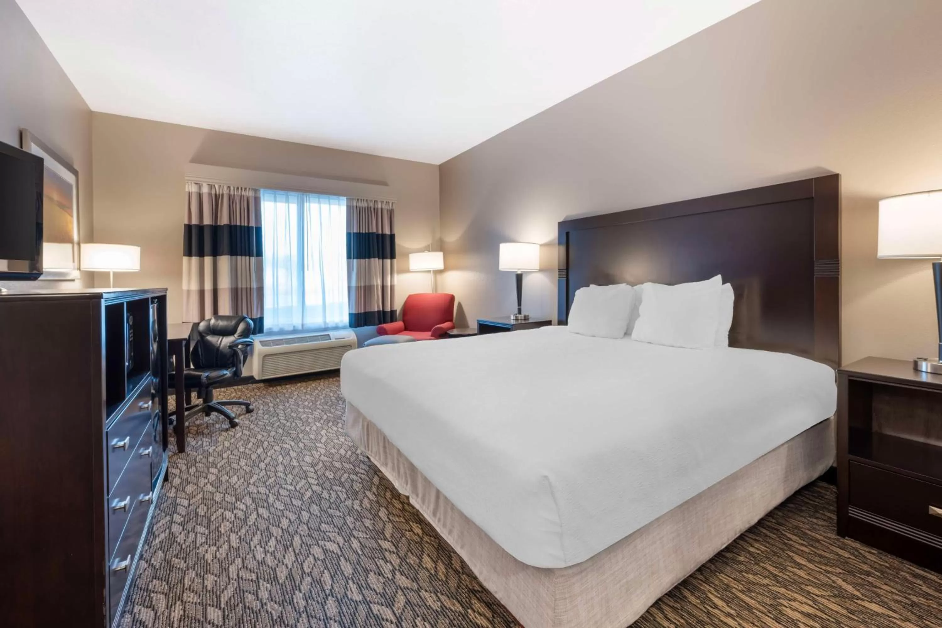 King Room with Bath Tub - Disability Access Room/Non-Smoking in Best Western Wheatland Inn