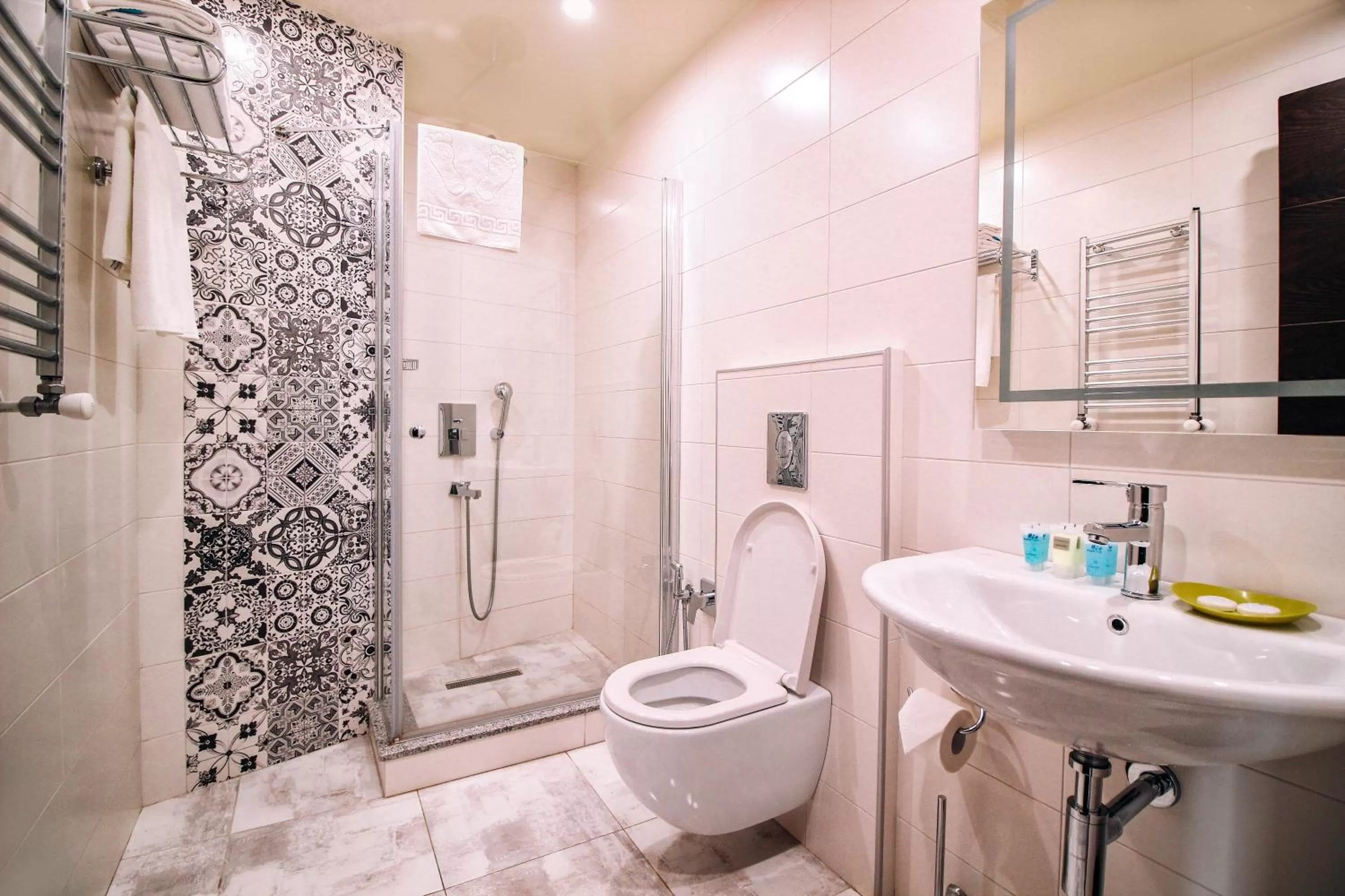 Shower, Bathroom in HOTEL BLOOM