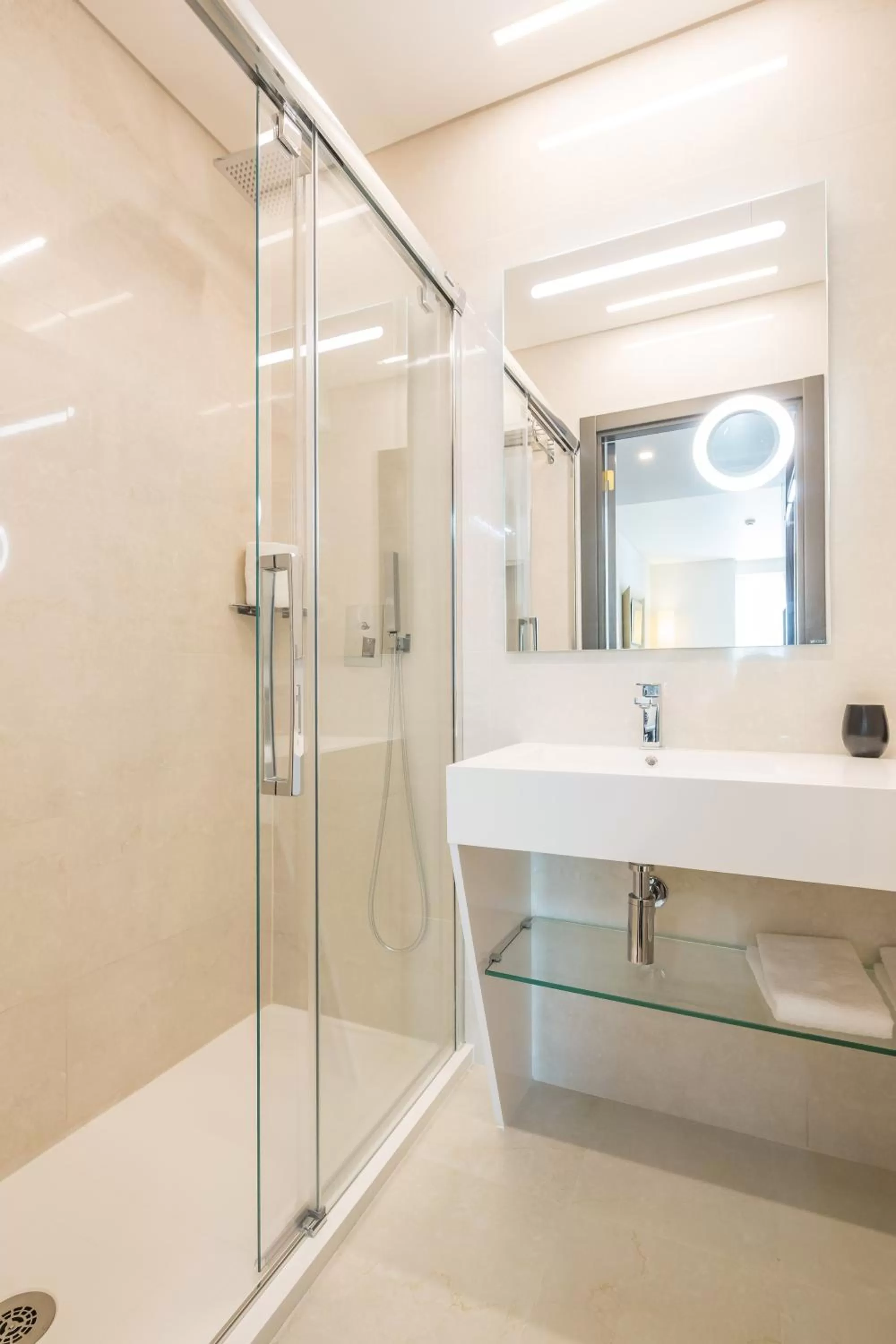 Shower in Hotel MeraPrime Gold Lisboa