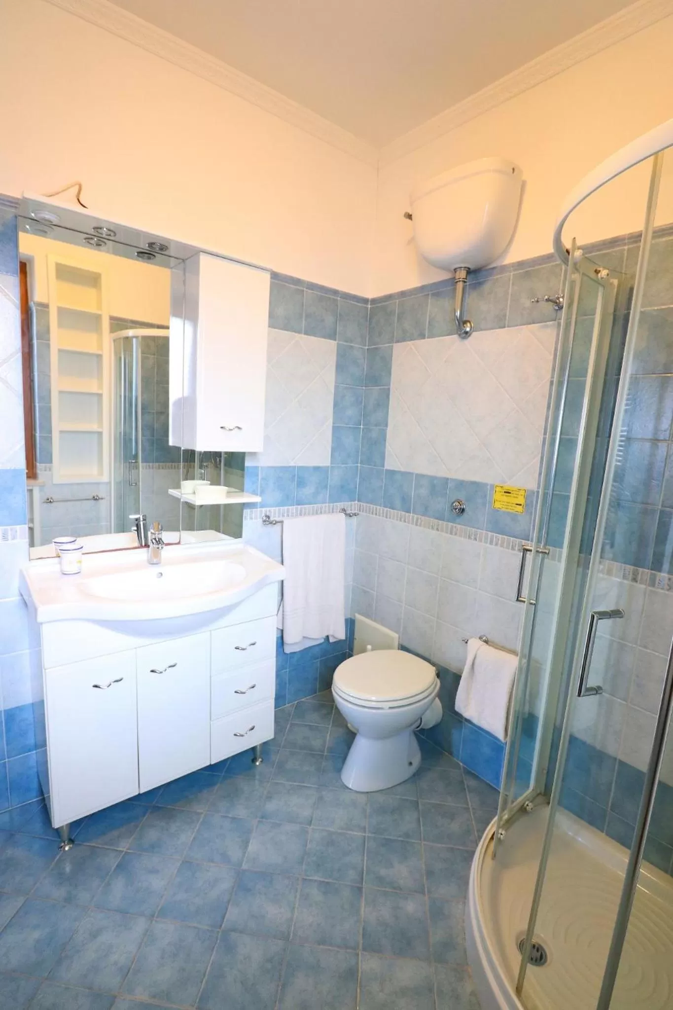 Toilet in La Maison de Titty & Margherita