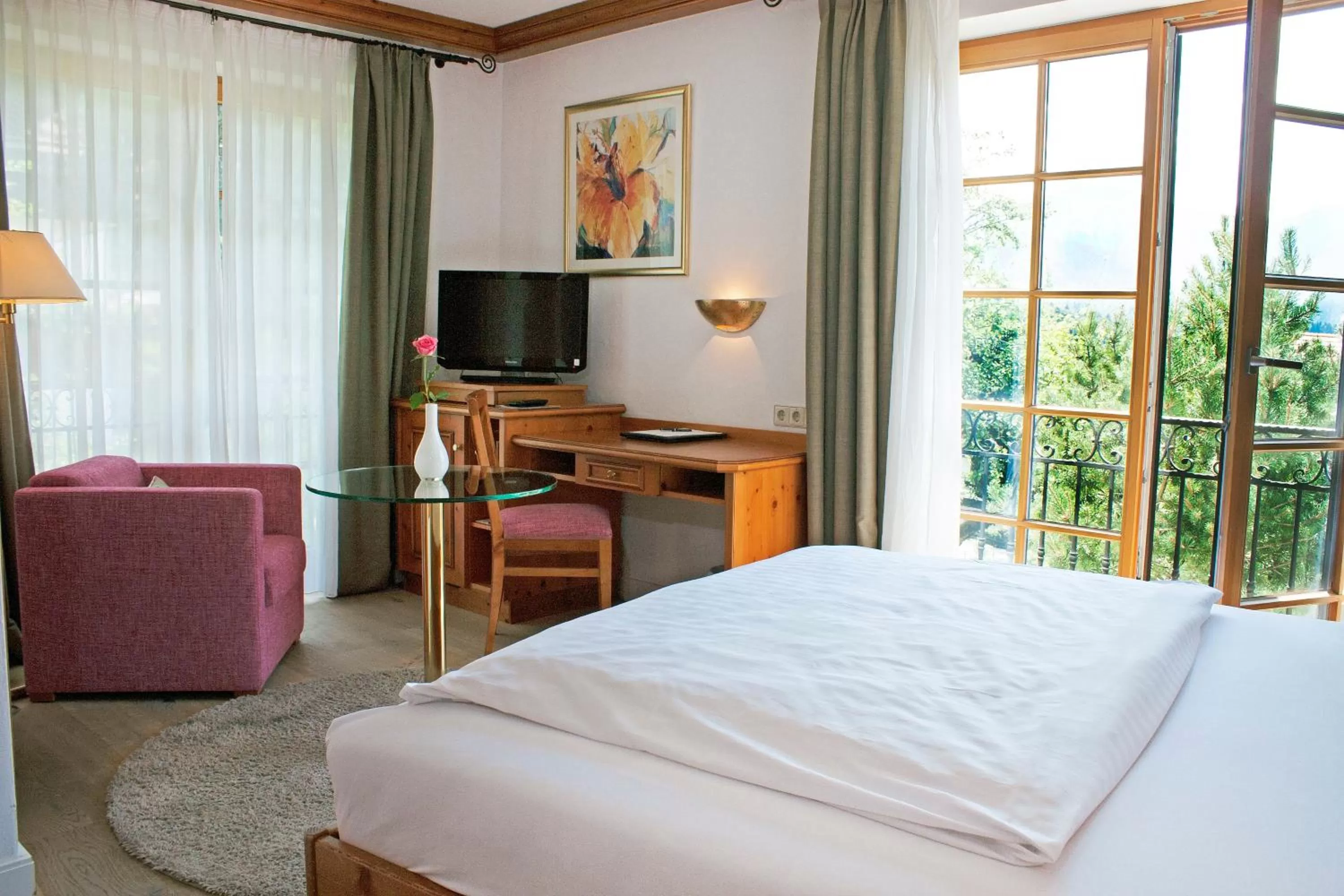 Photo of the whole room, Bed in Hotel Bayerischer Hof