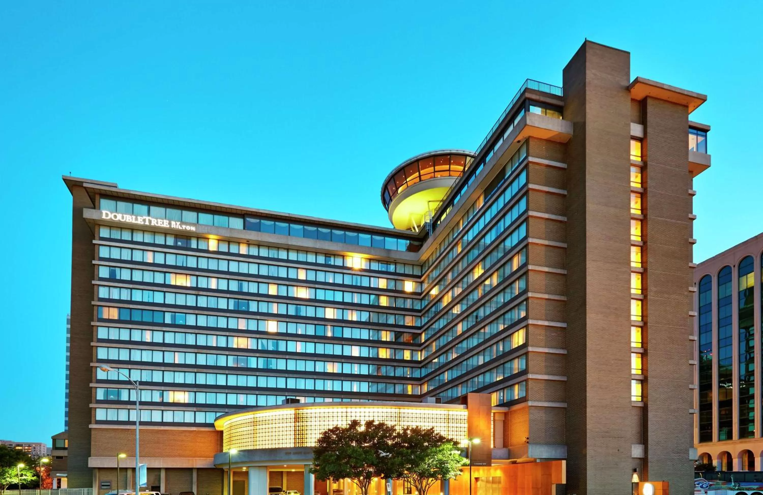 Property building in DoubleTree by Hilton Washington DC – Crystal City
