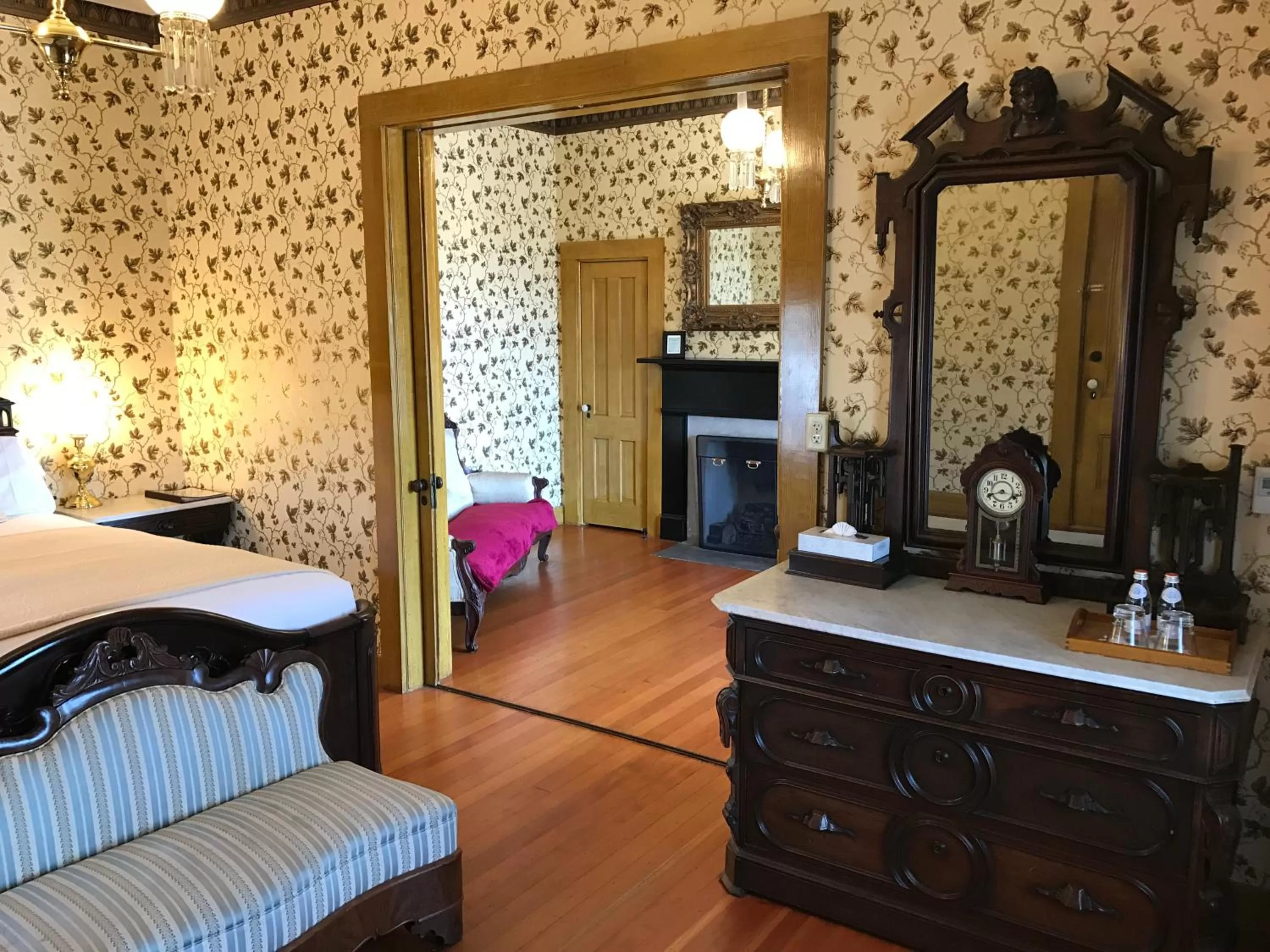 Photo of the whole room in Cosmopolitan Hotel