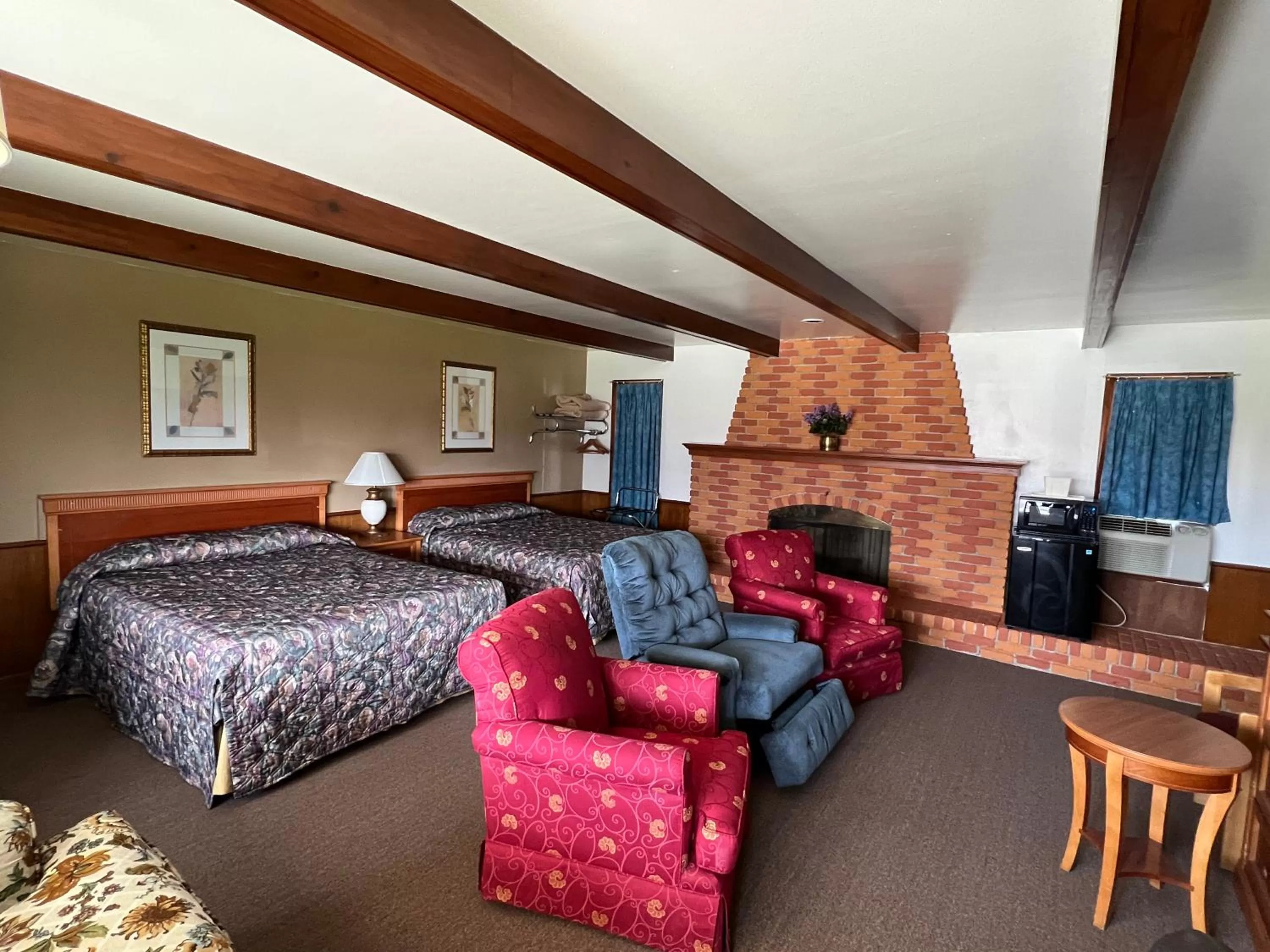 Photo of the whole room in Spinning Wheel Motel