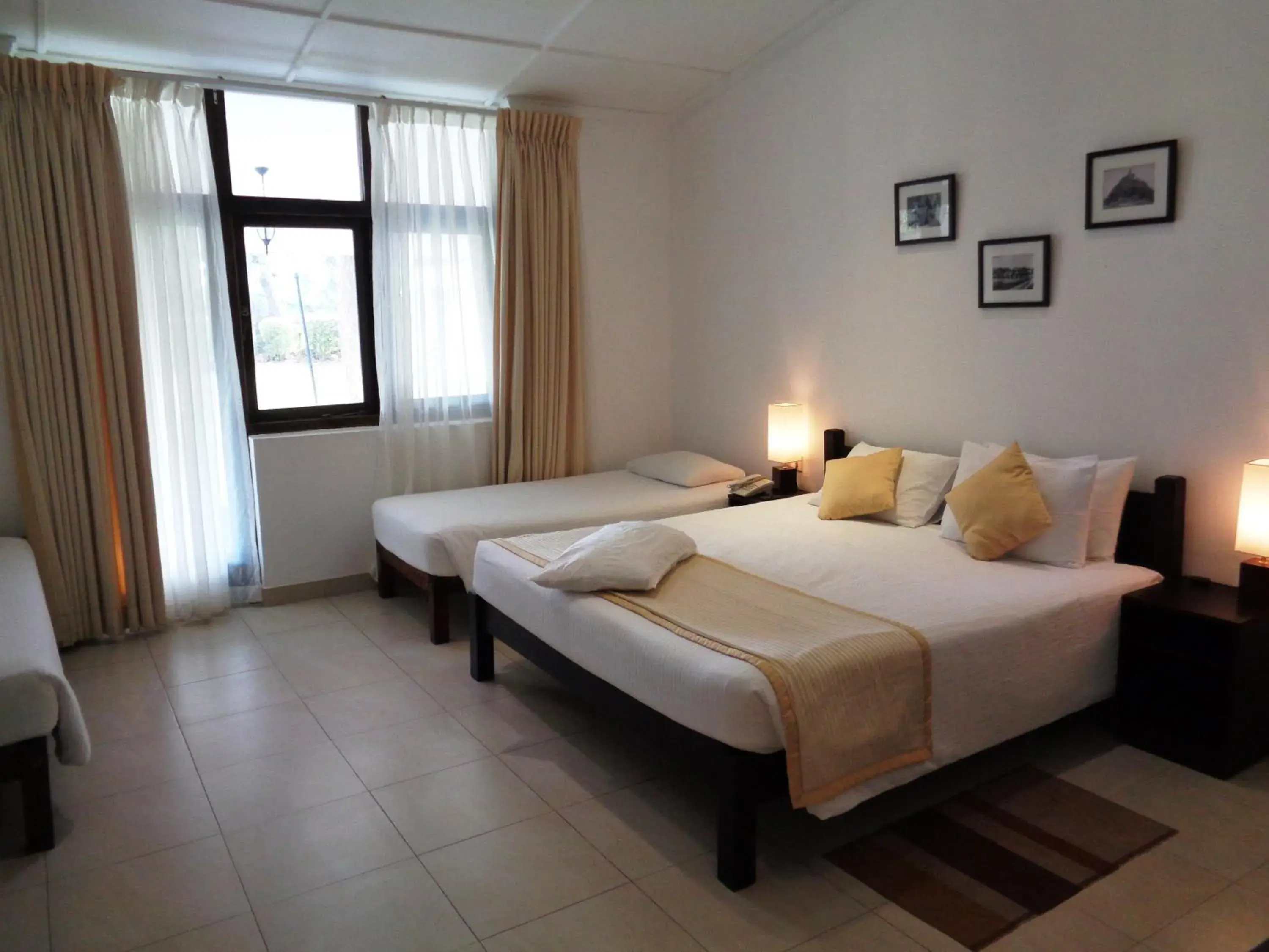 Deluxe Triple Room in The Lakeside at Nuwarawewa Deluxe Triple Room in The Lakeside at Nuwarawewa