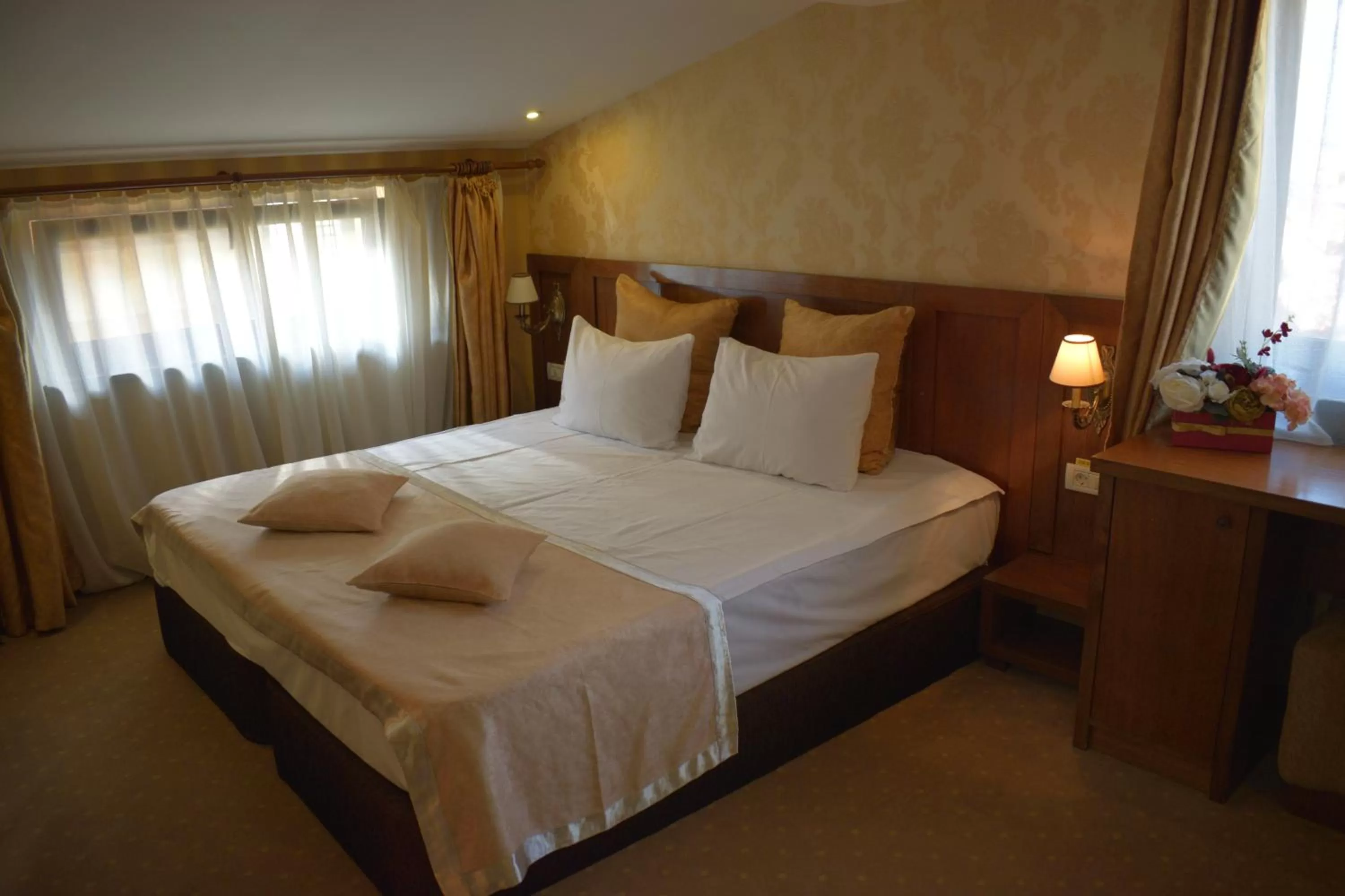 Shower, Bed in Hotel Gott