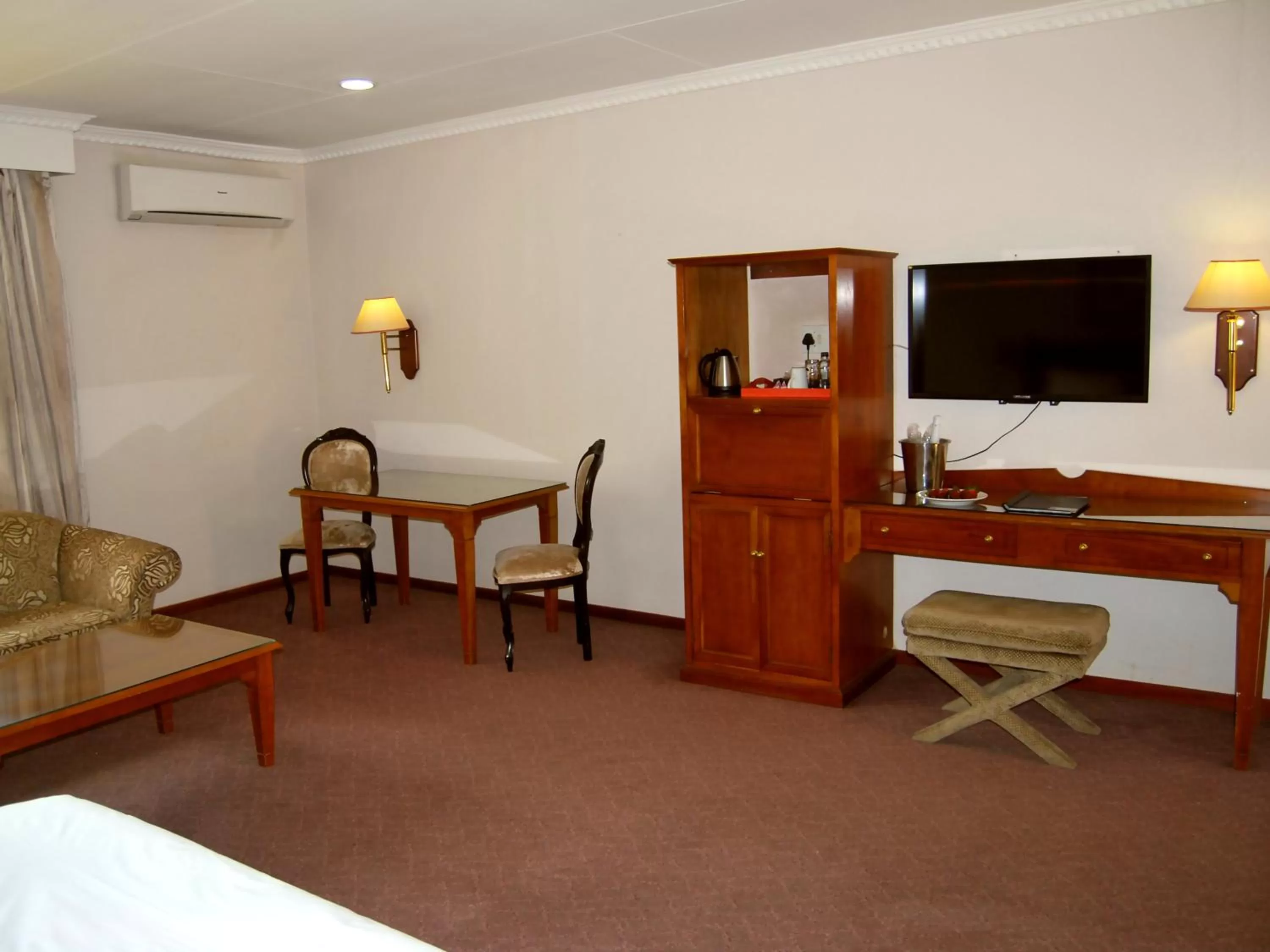 TV and multimedia, Bed in Safari Hotel & Convention Centre