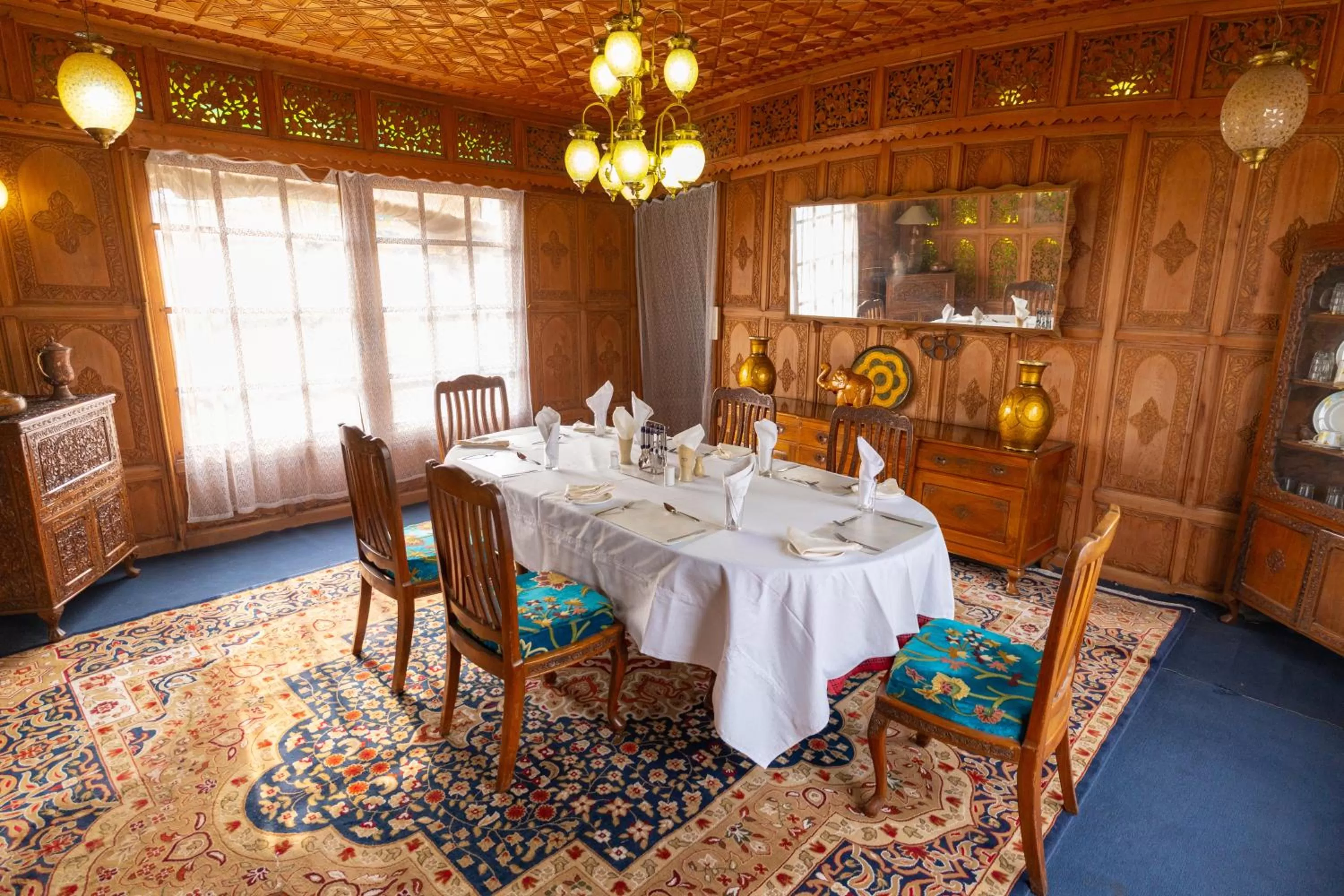 Dining area in Wangnoo Heritage Houseboats