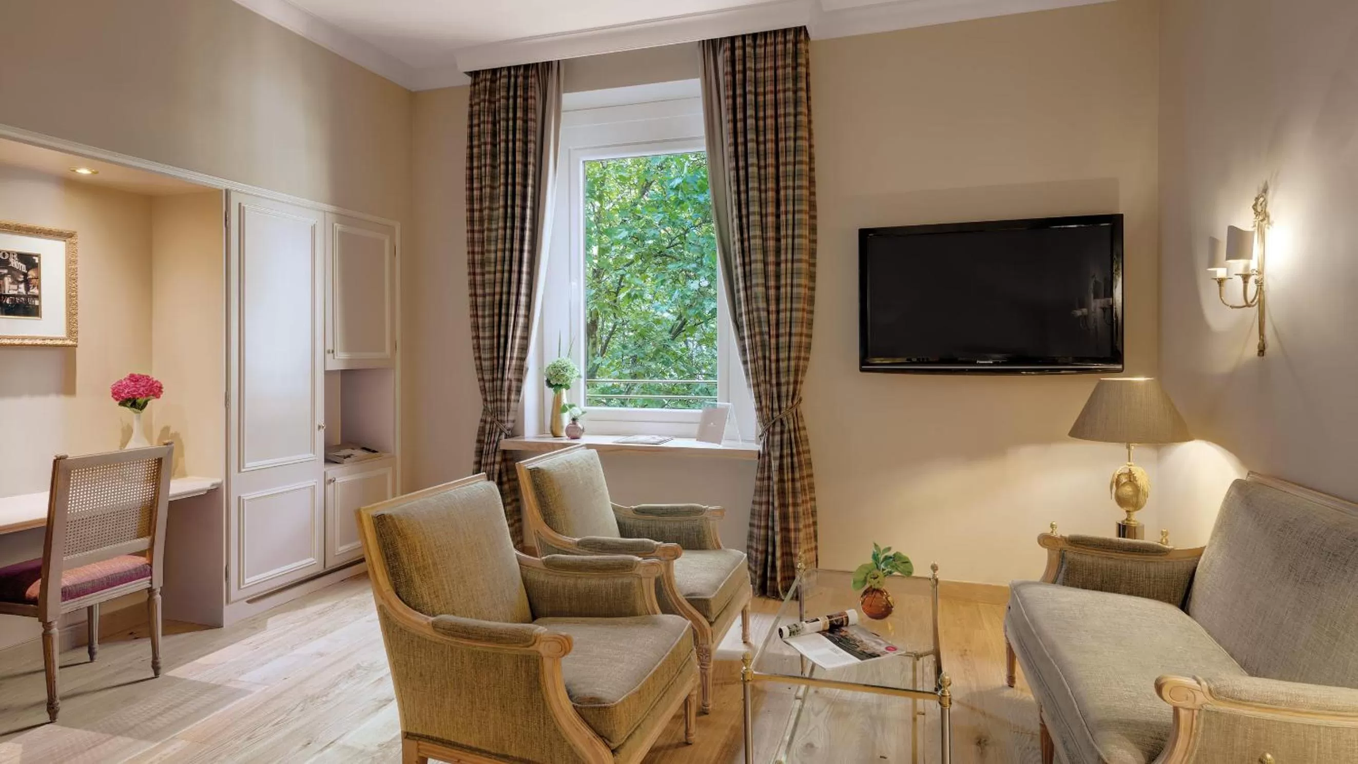 Photo of the whole room in Excelsior by Geisel