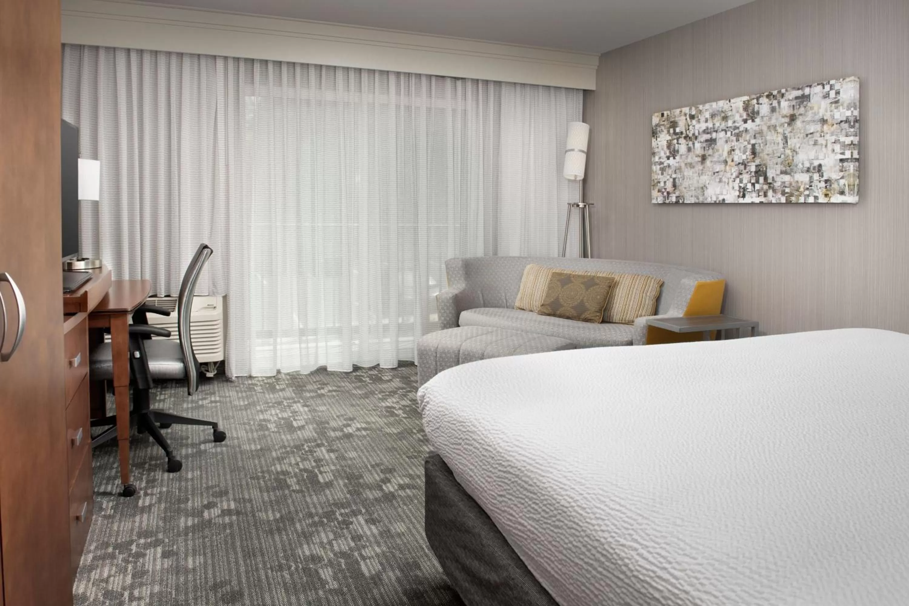 King Room with Sofa Bed and Adapted Tub - Mobility and Hearing Accessible in Courtyard by Marriott Portland Tigard