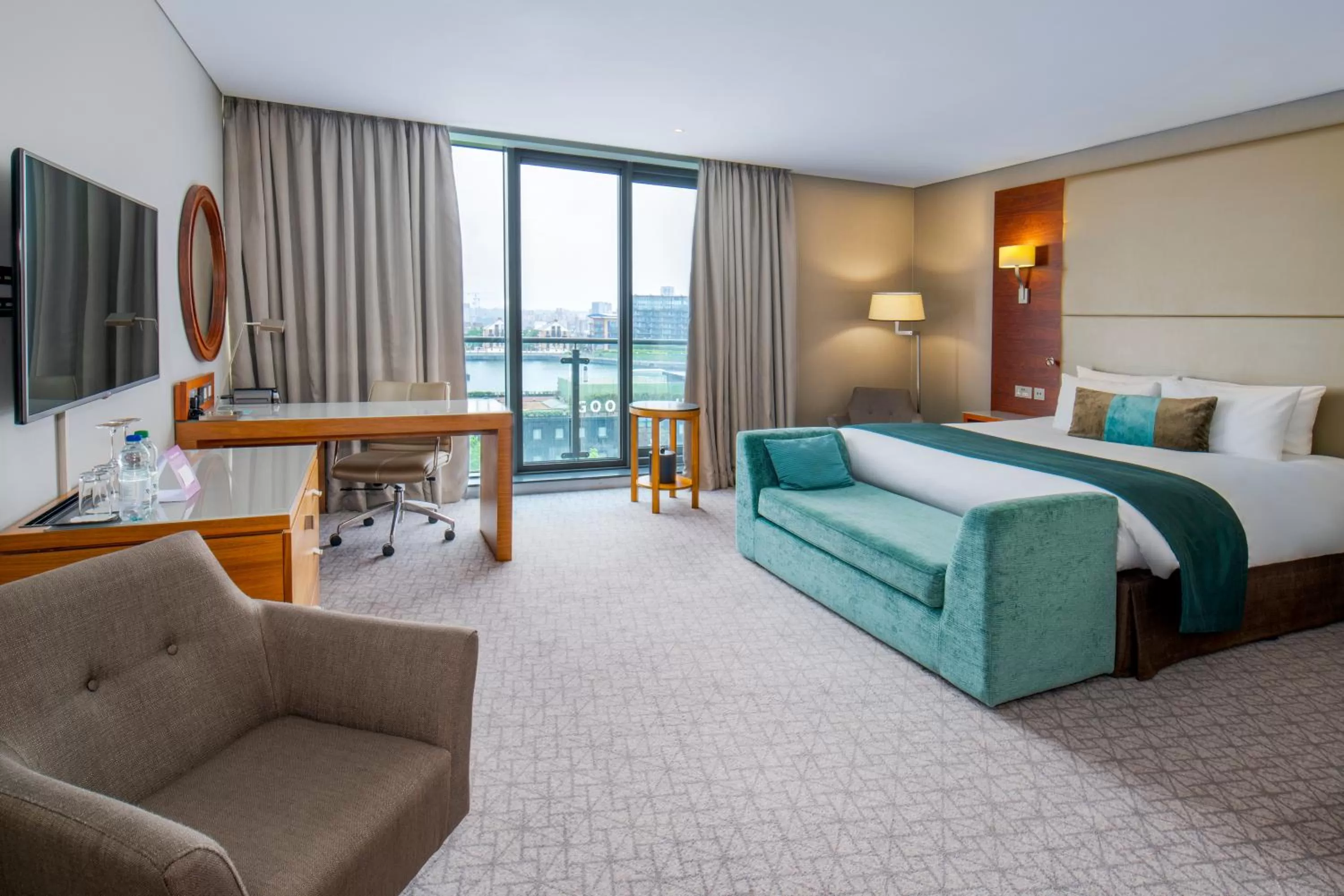 Photo of the whole room, Bed in Crowne Plaza London - Docklands by IHG