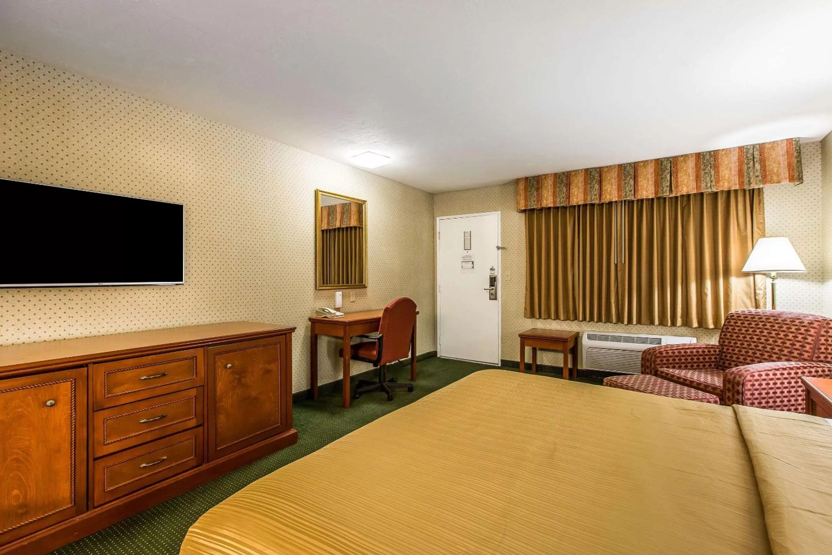 Photo of the whole room, Bed in Quality Inn Near China Lake Naval Station
