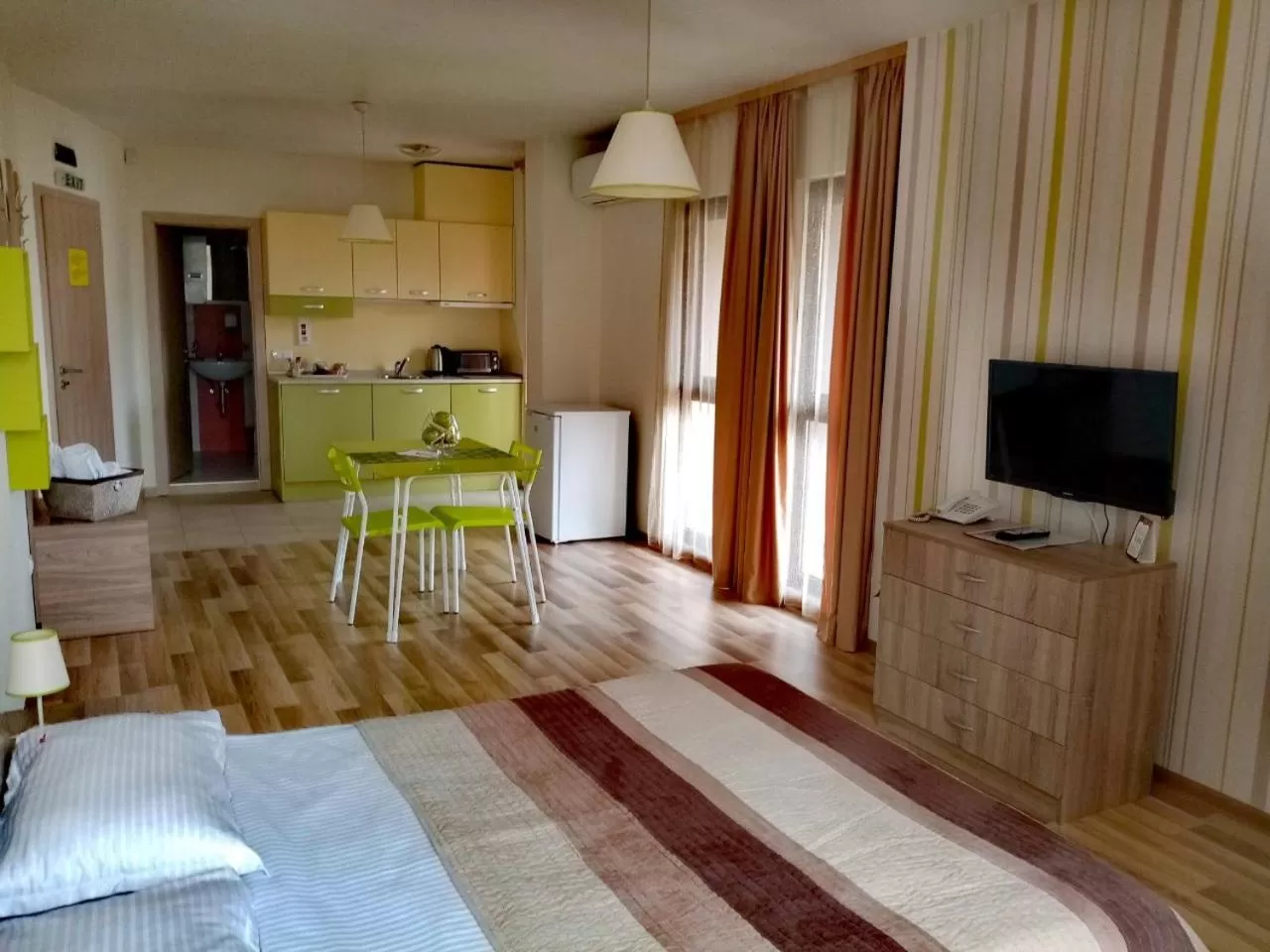 Bathroom, TV/Entertainment Center in Apart Hotel Rosen