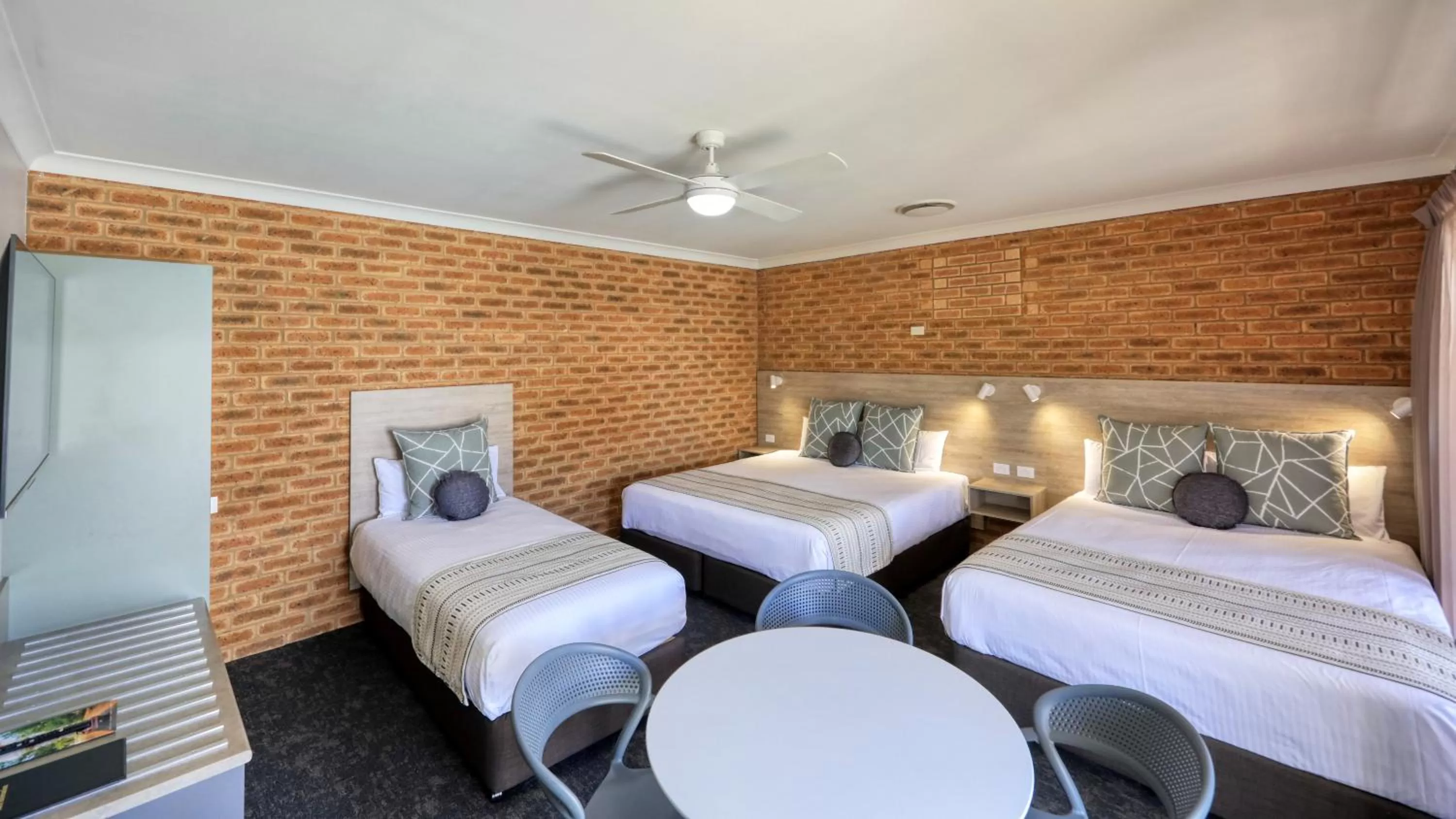 Bed in Hamilton Henry Parkes Motor Inn