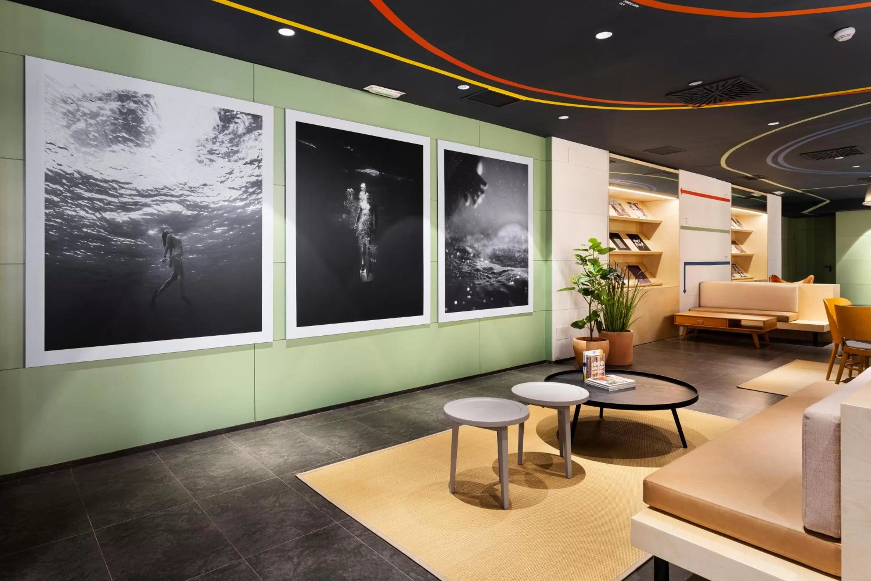 Lounge or bar in B&B HOTEL Castellón