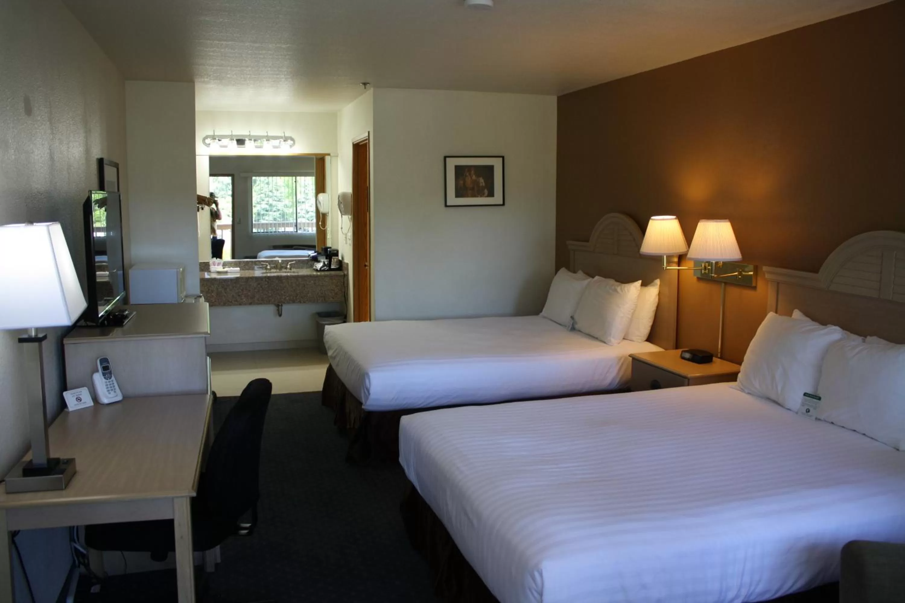 Photo of the whole room, Bed in Lewis River Inn
