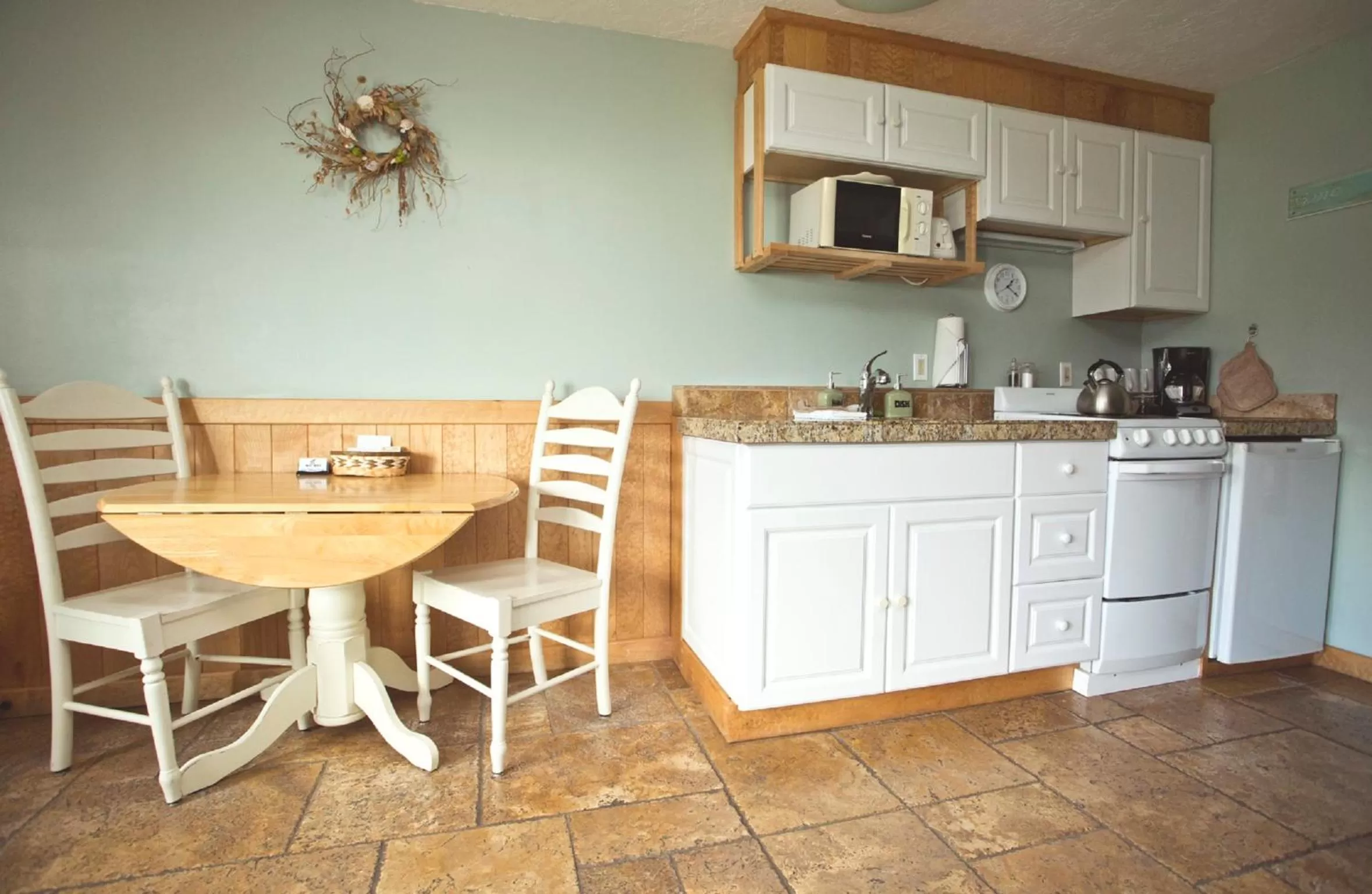 Kitchen or kitchenette in Agate Beach Motel