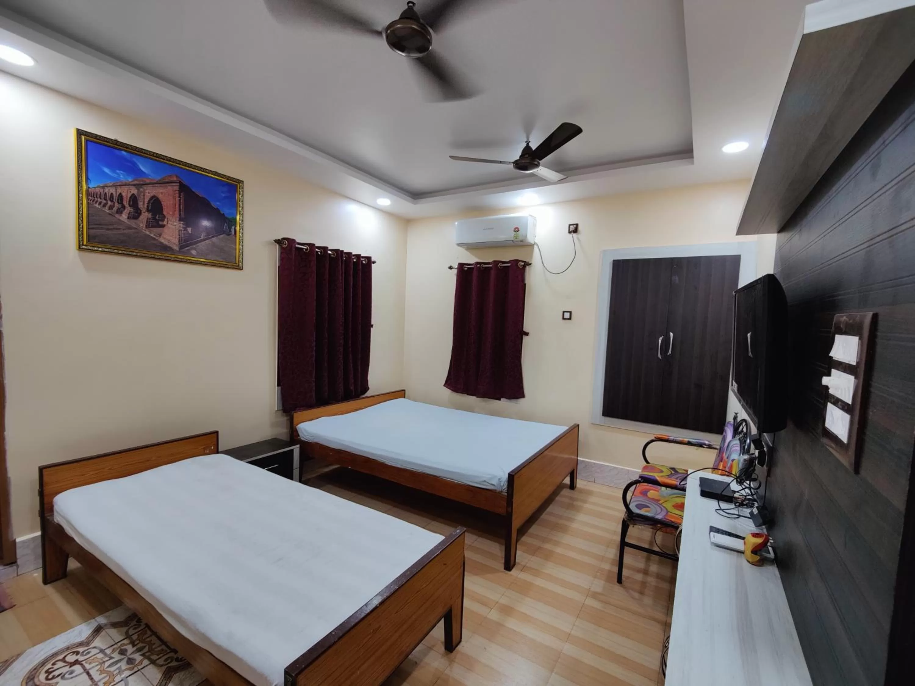 Photo of the whole room, Bed in Monalisa Lodge