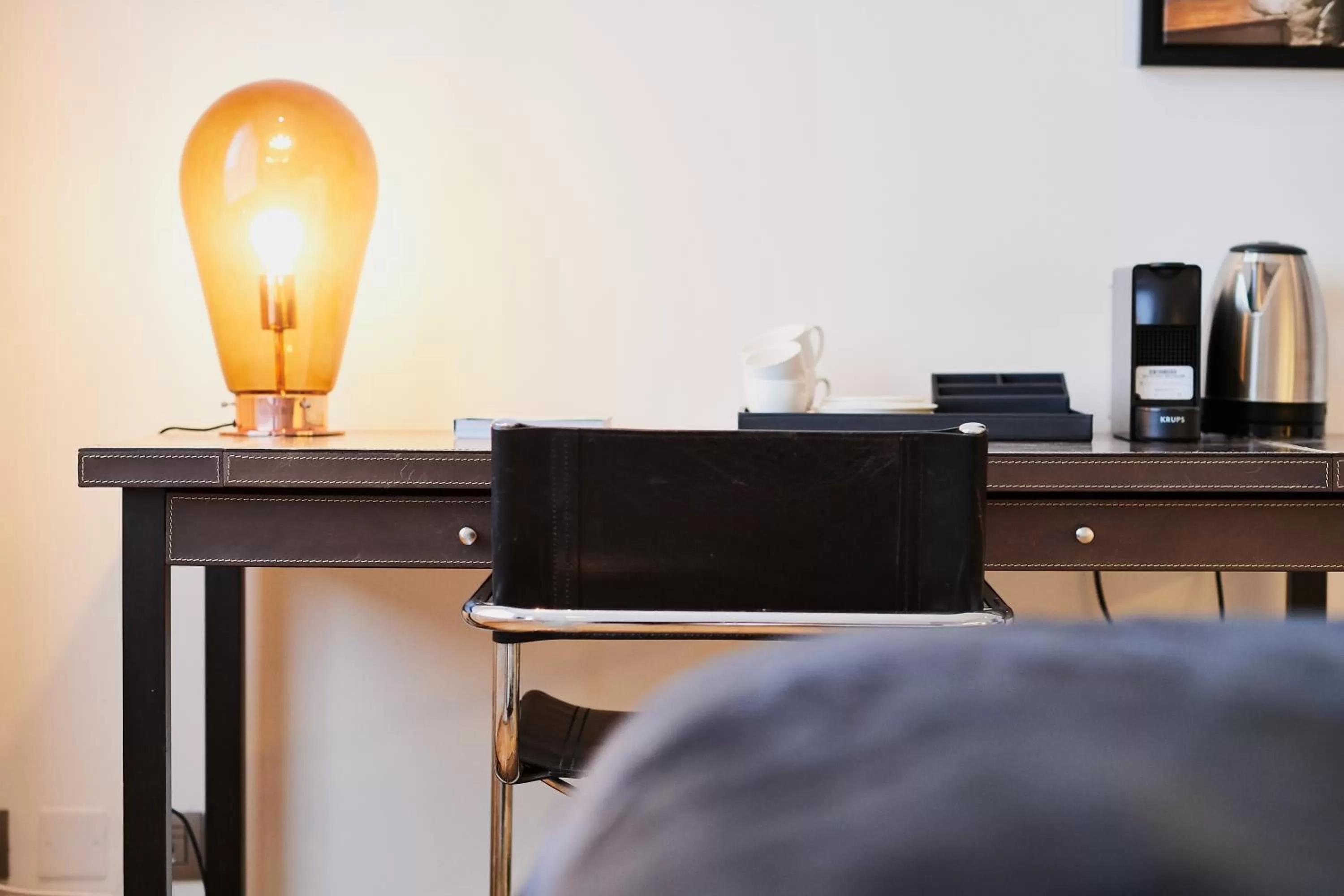 Seating area, TV/Entertainment Center in B&B Suites 124