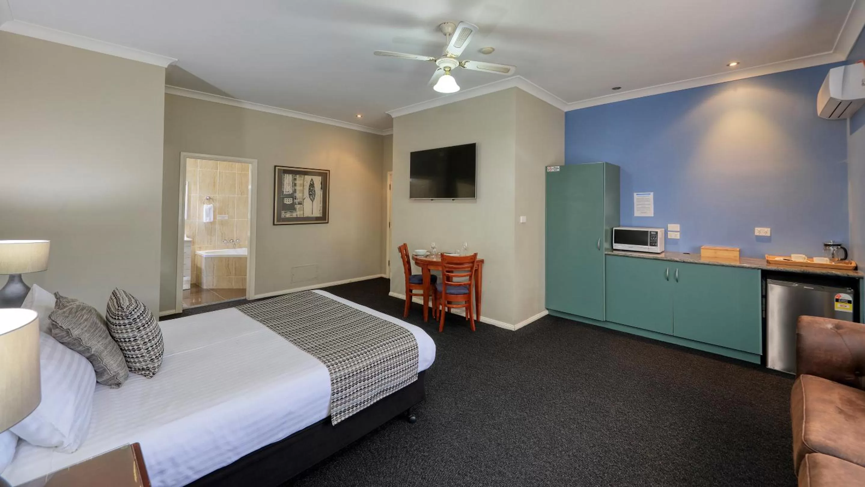 TV and multimedia, Bed in Castlereagh Lodge Motel