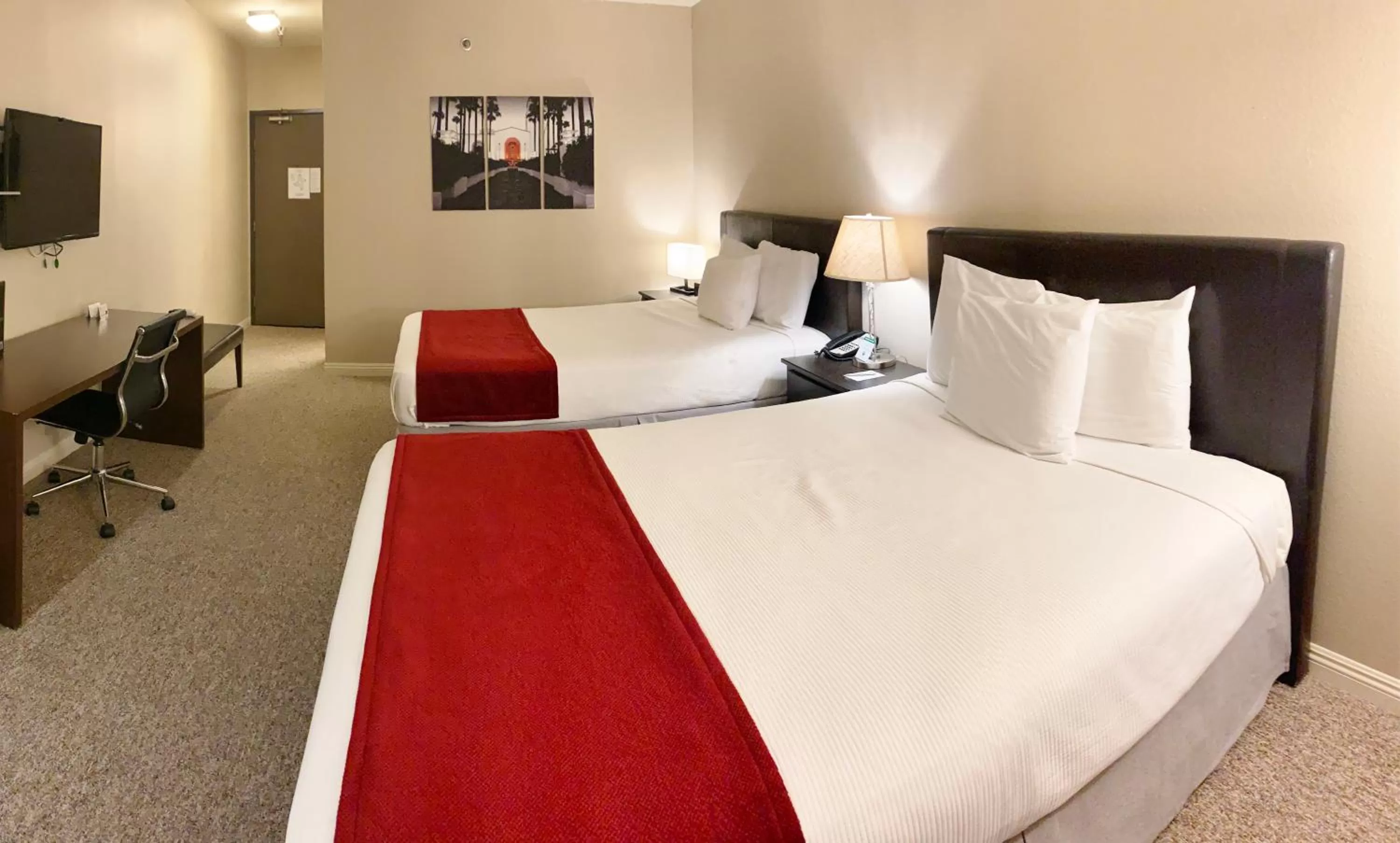 Bed in Redac Gateway Hotel Torrance