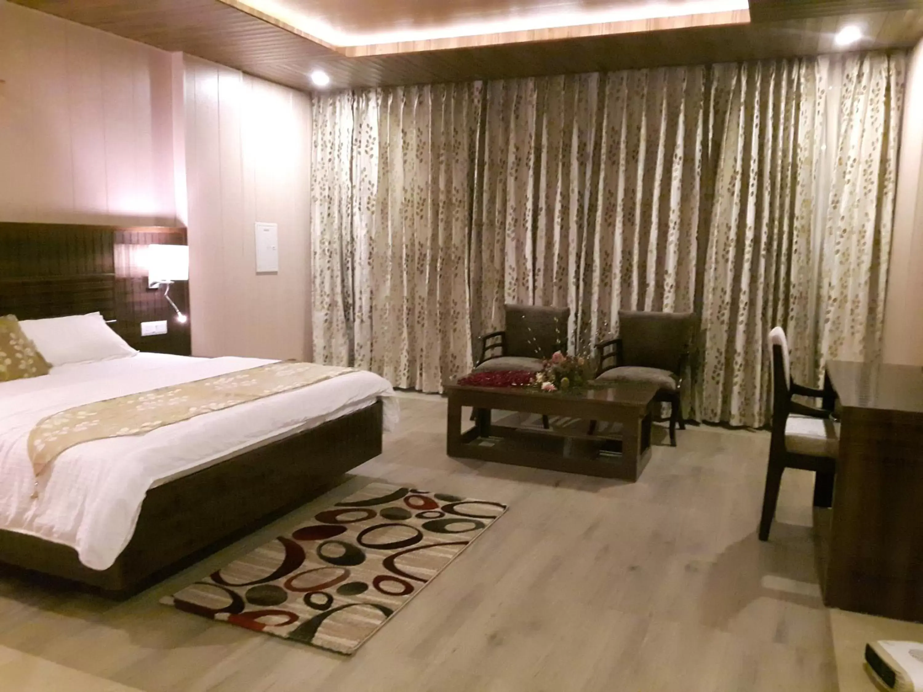 Deluxe King Room - single occupancy in Maple Leaf Hotel Deluxe King Room - single occupancy in Maple Leaf Hotel