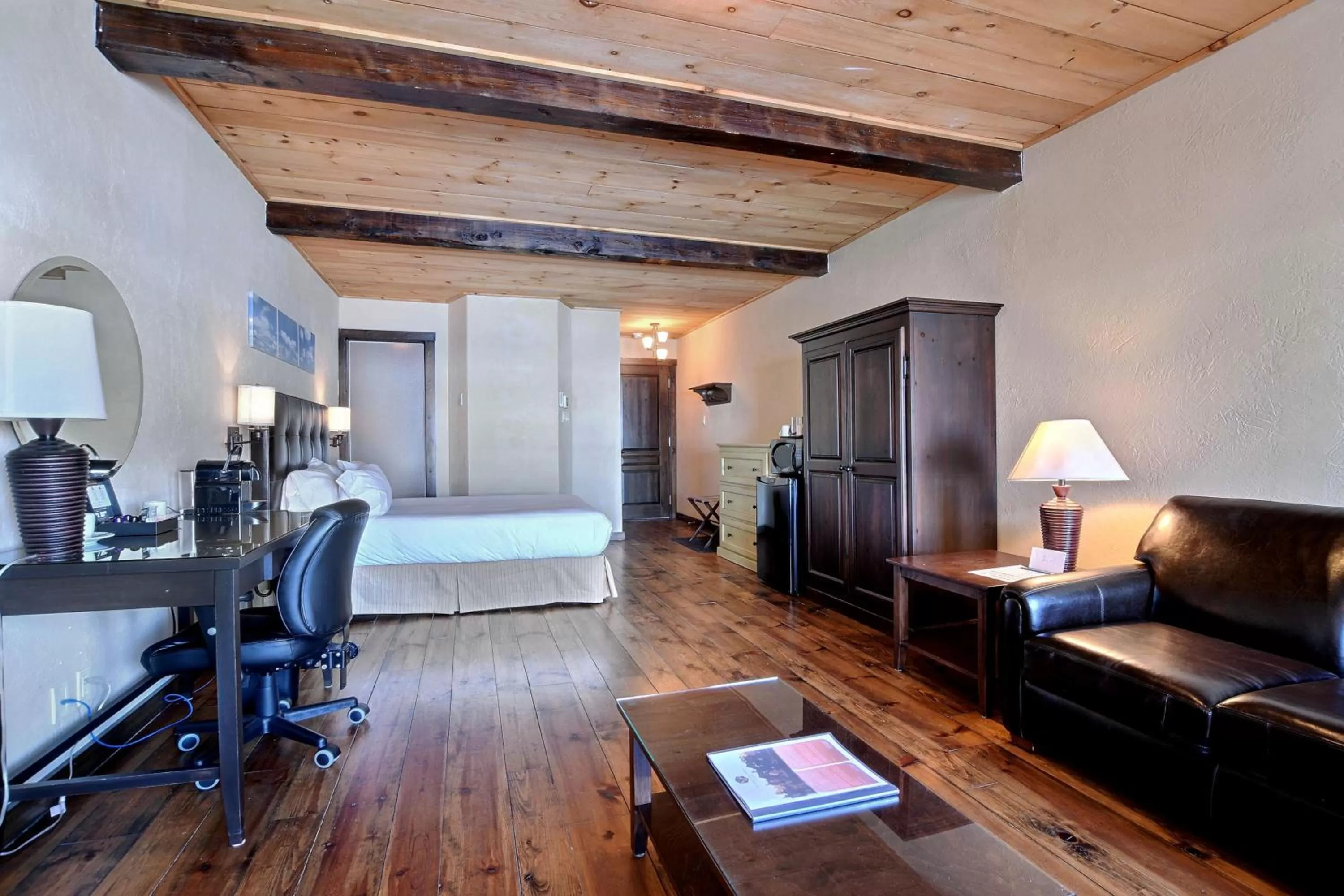 Bed in Les Condos Du Lac Taureau- Rooms & Condos