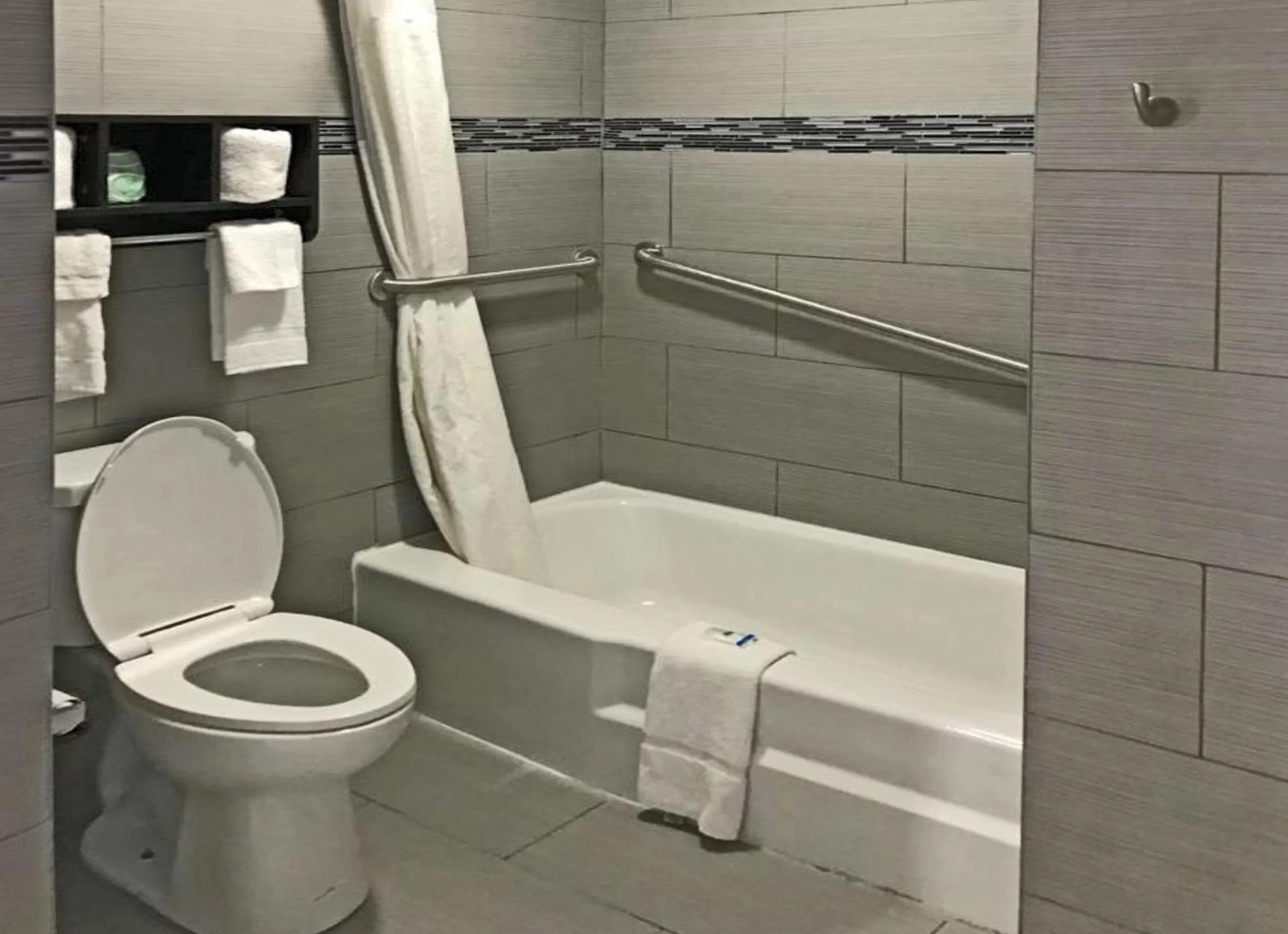 Bedroom in Rodeway Inn Calhoun South