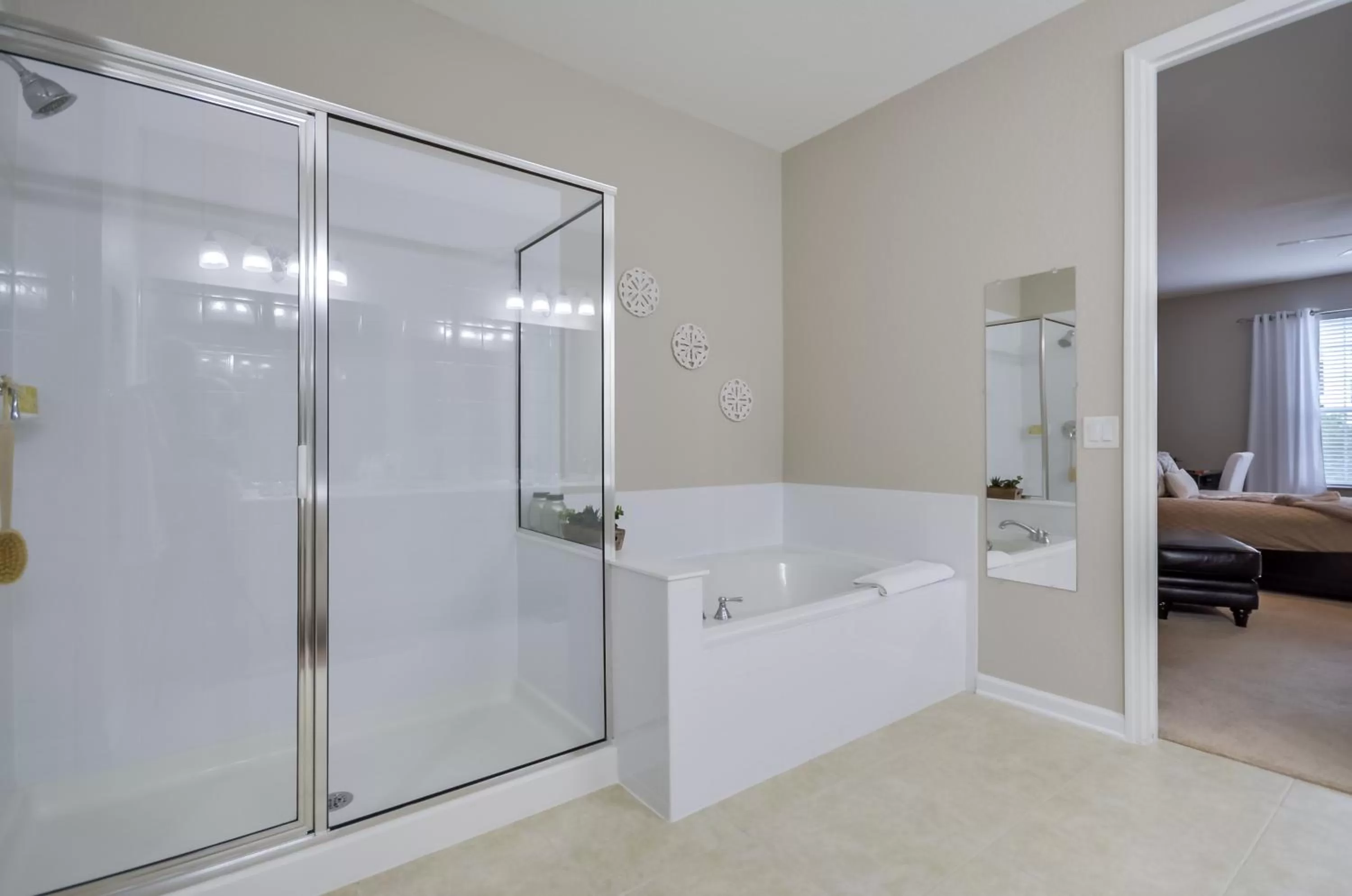 Bathroom, Bed in Orlando Escape