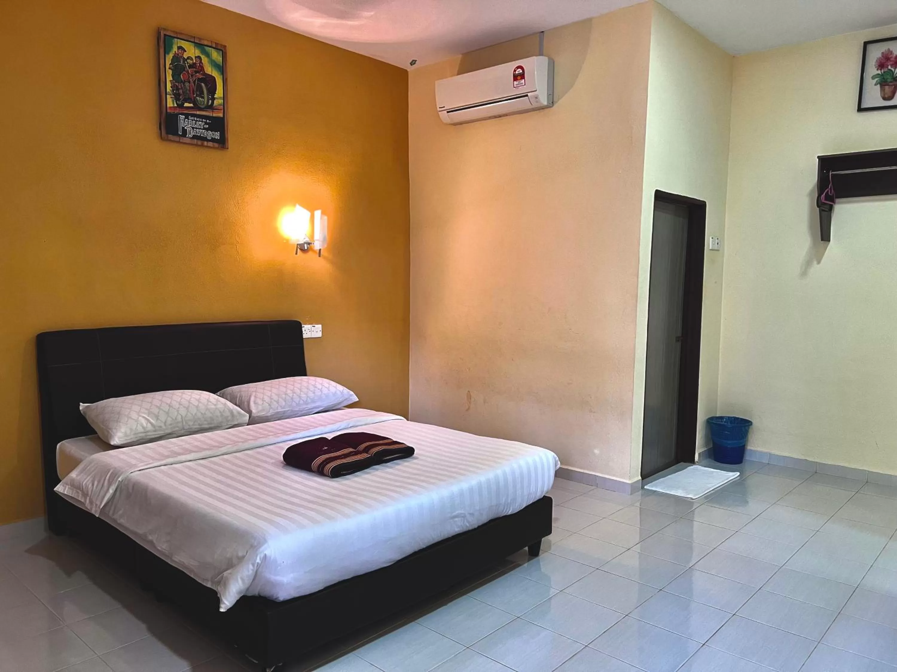 Bed in Dhania Cenang Beach Motel