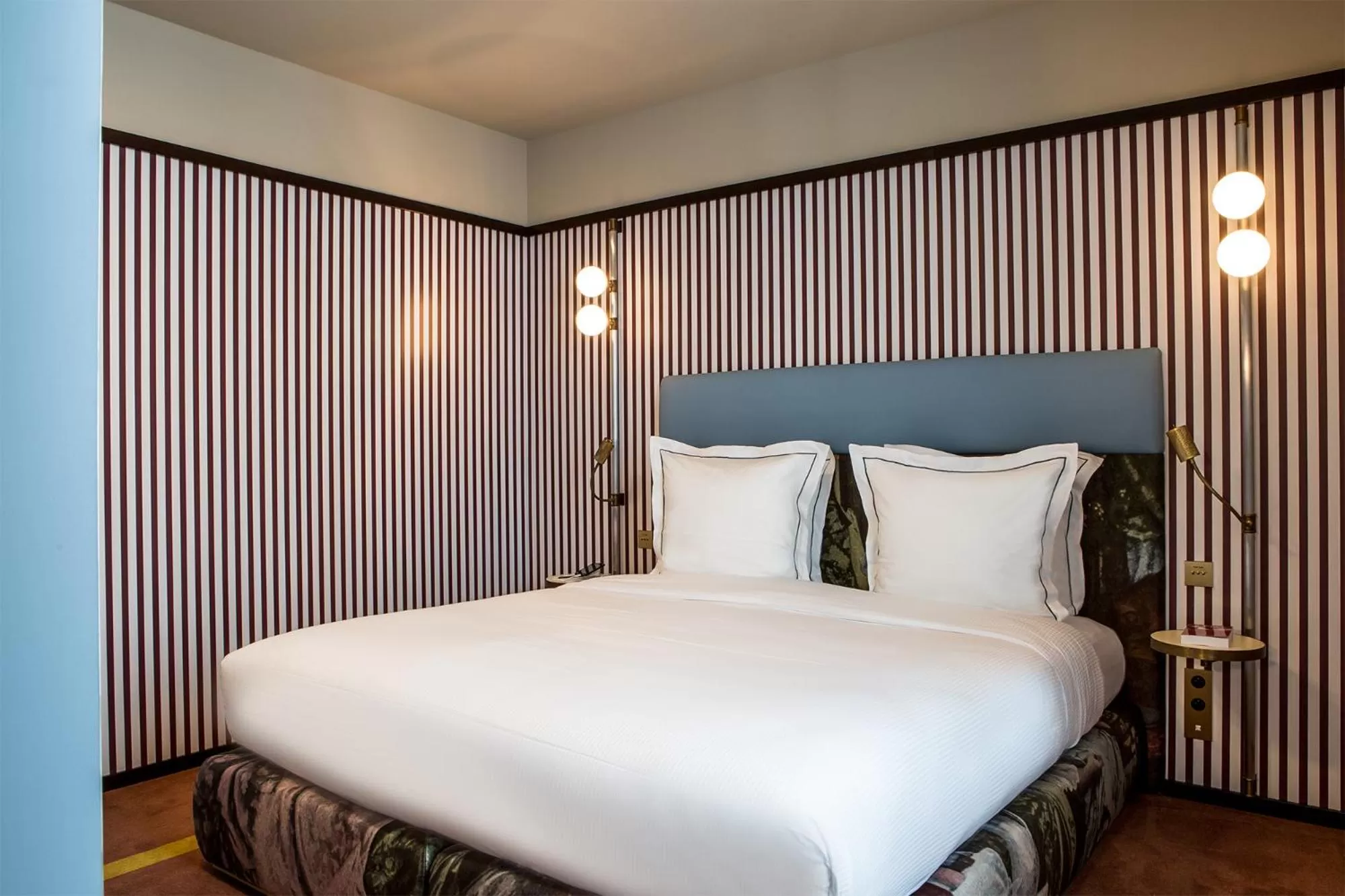 Bed in Hôtel du Rond-point des Champs-Élysées - Esprit de France