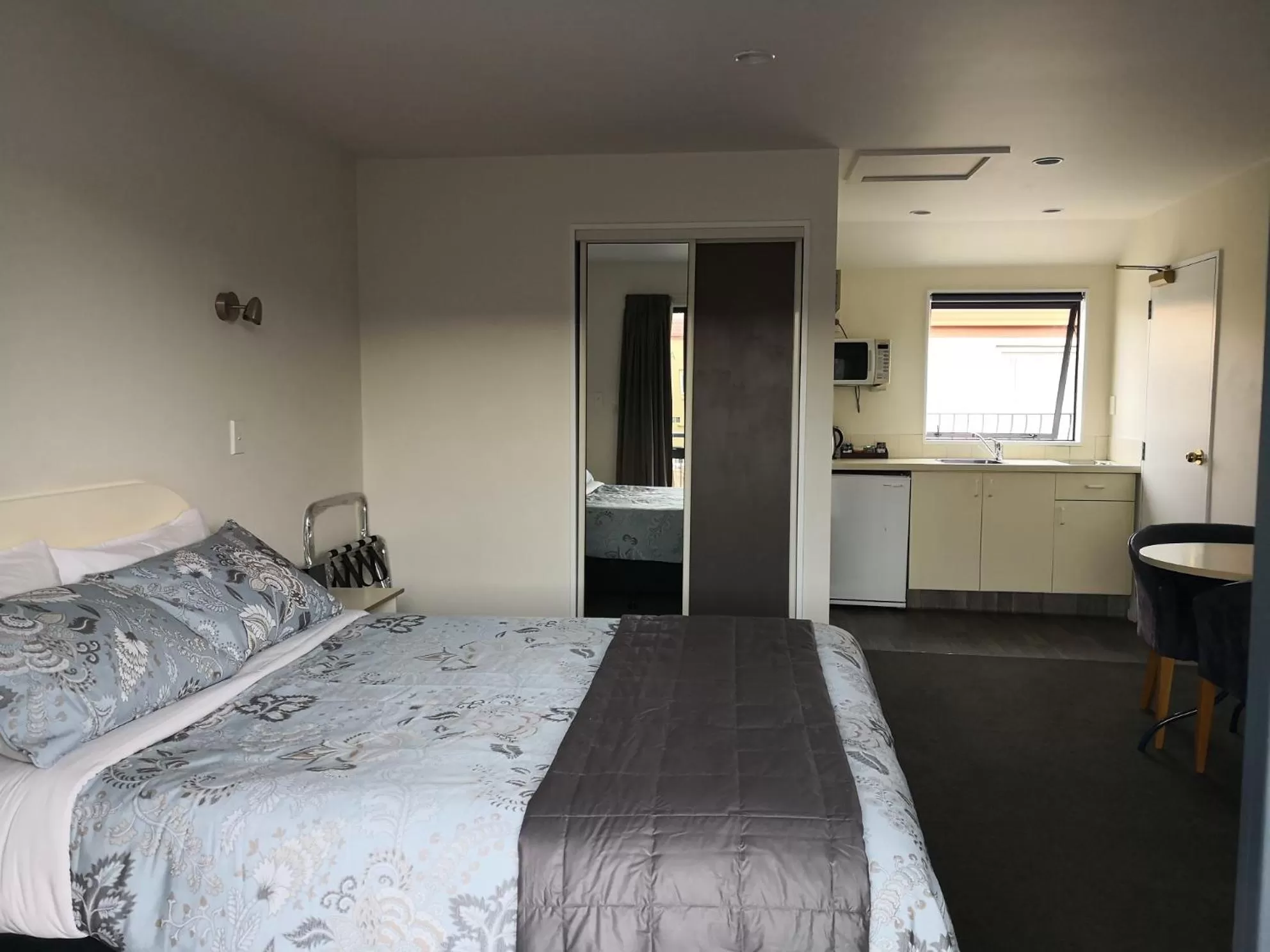 Bed in Annabelle Court Motel