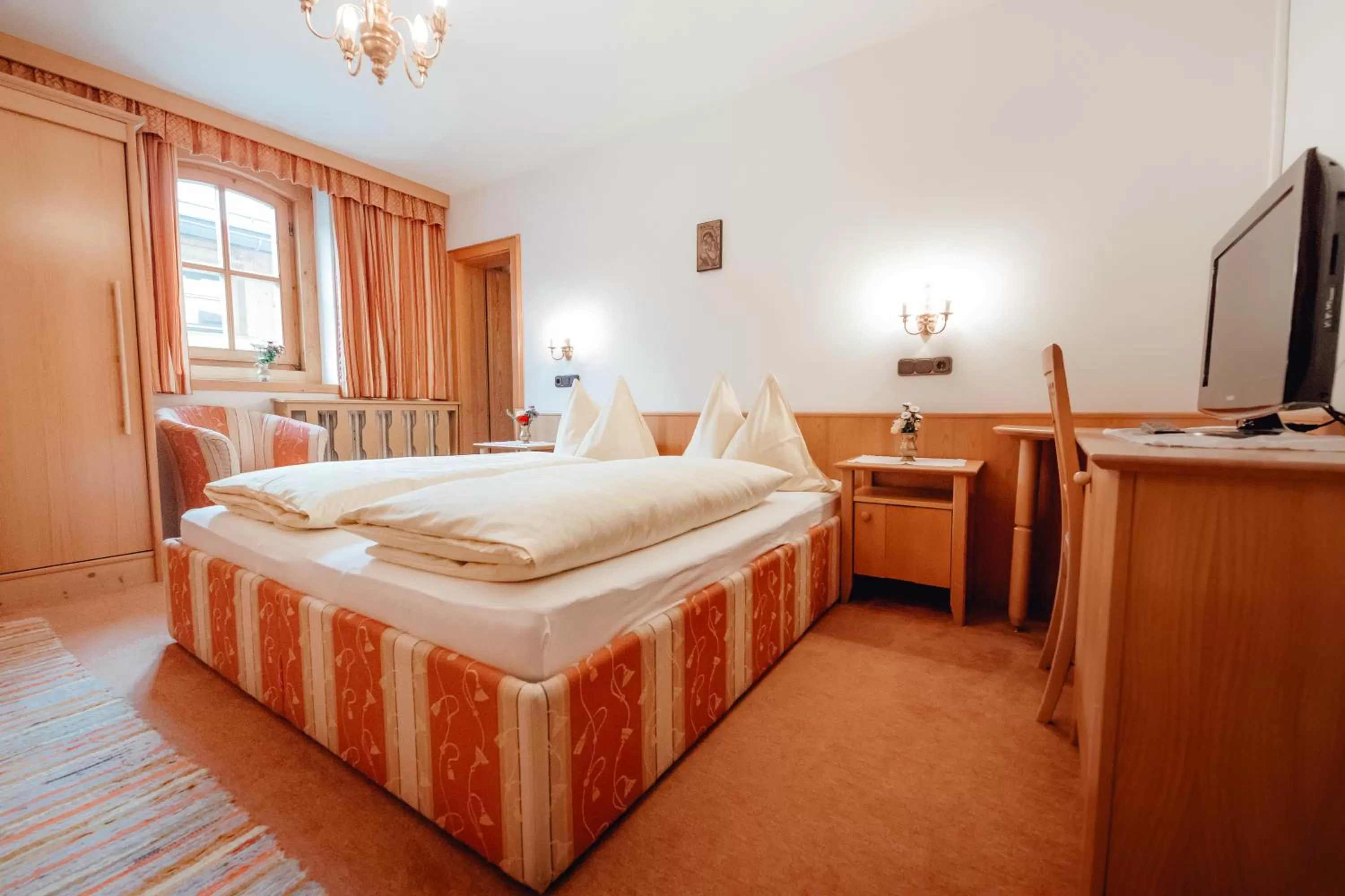 Bed in Dandler - Zimmer und Ferienwohnungen