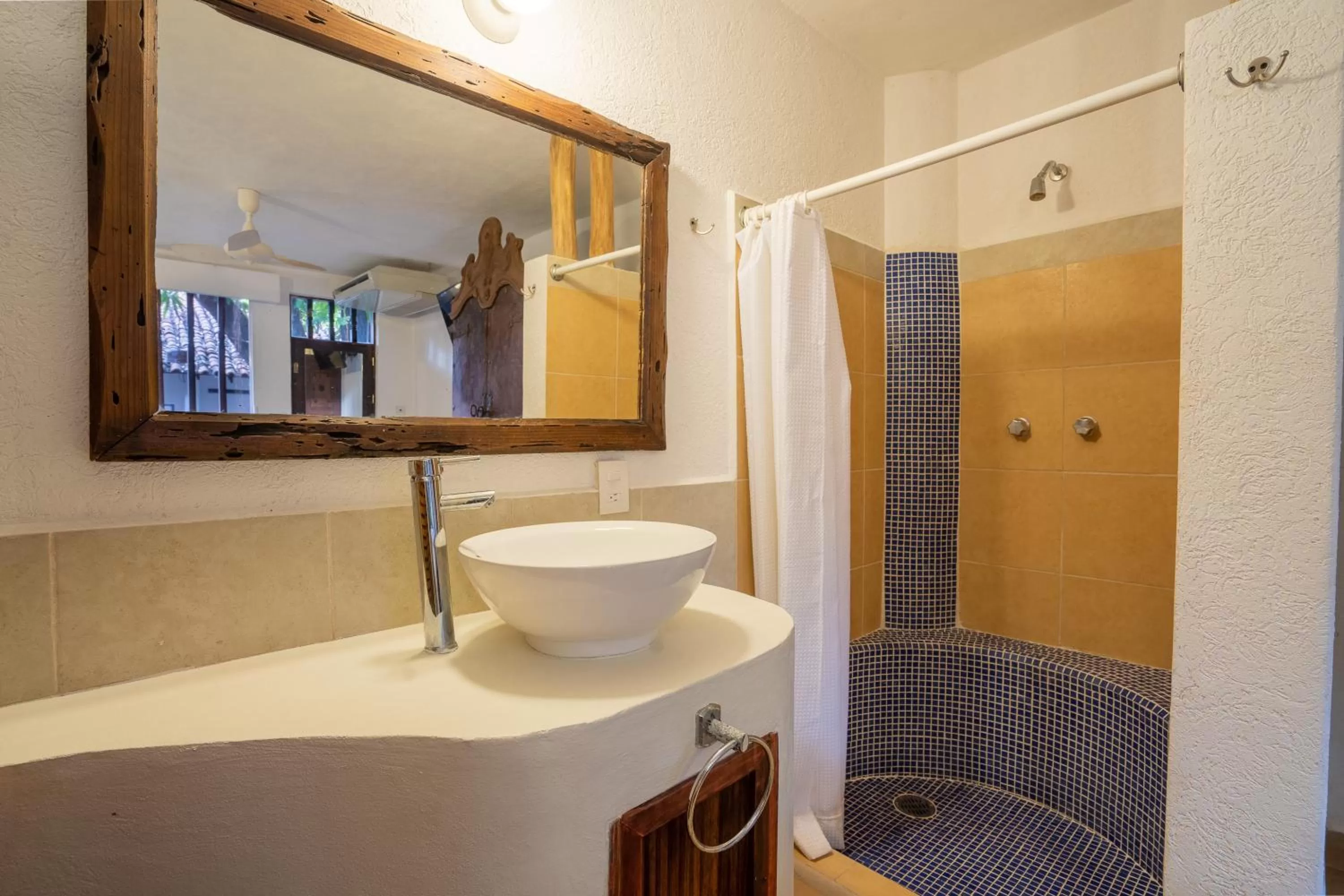 Bathroom in Hotel Mision, Acapulco centro