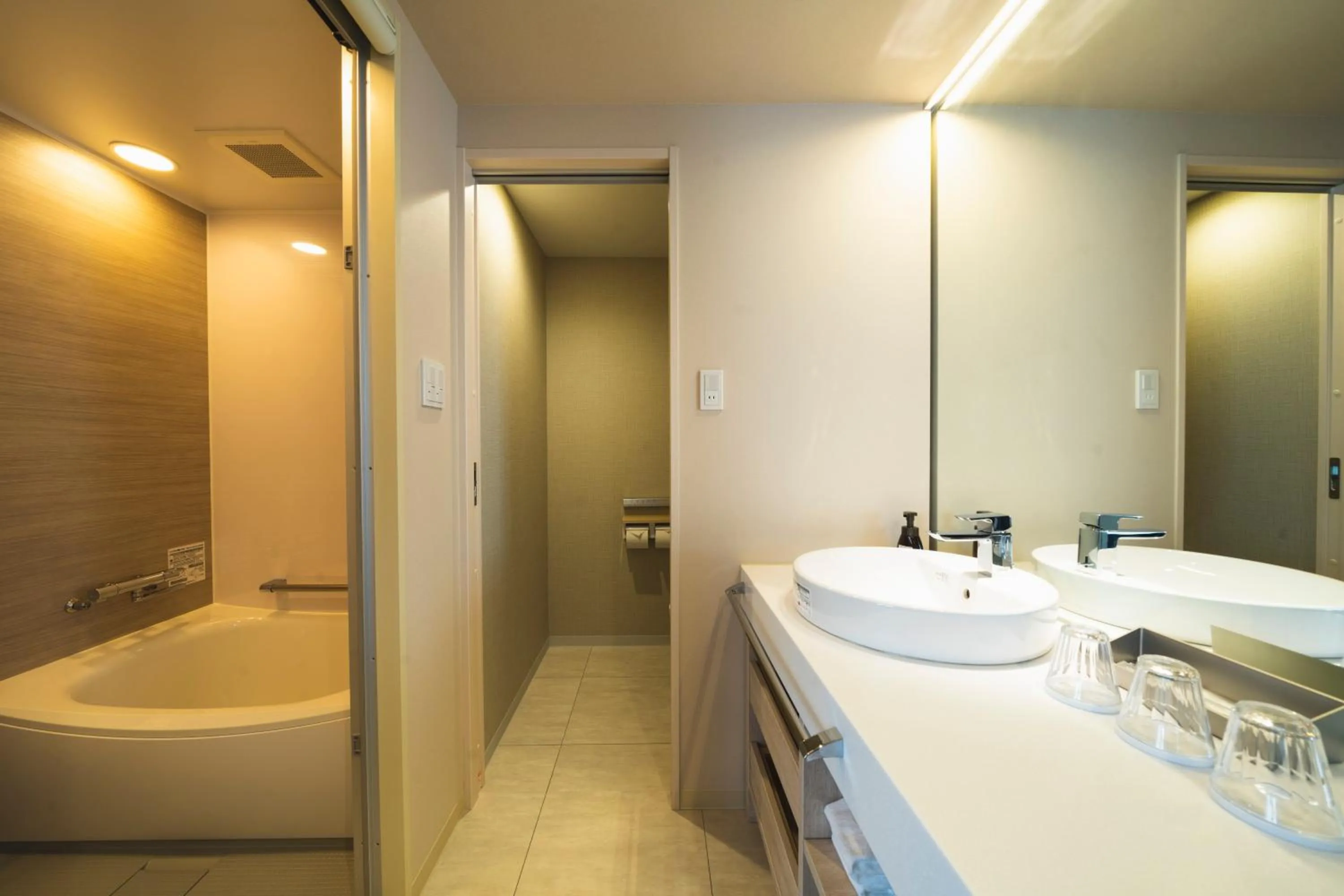 Bathroom in Rembrandt Style Naha