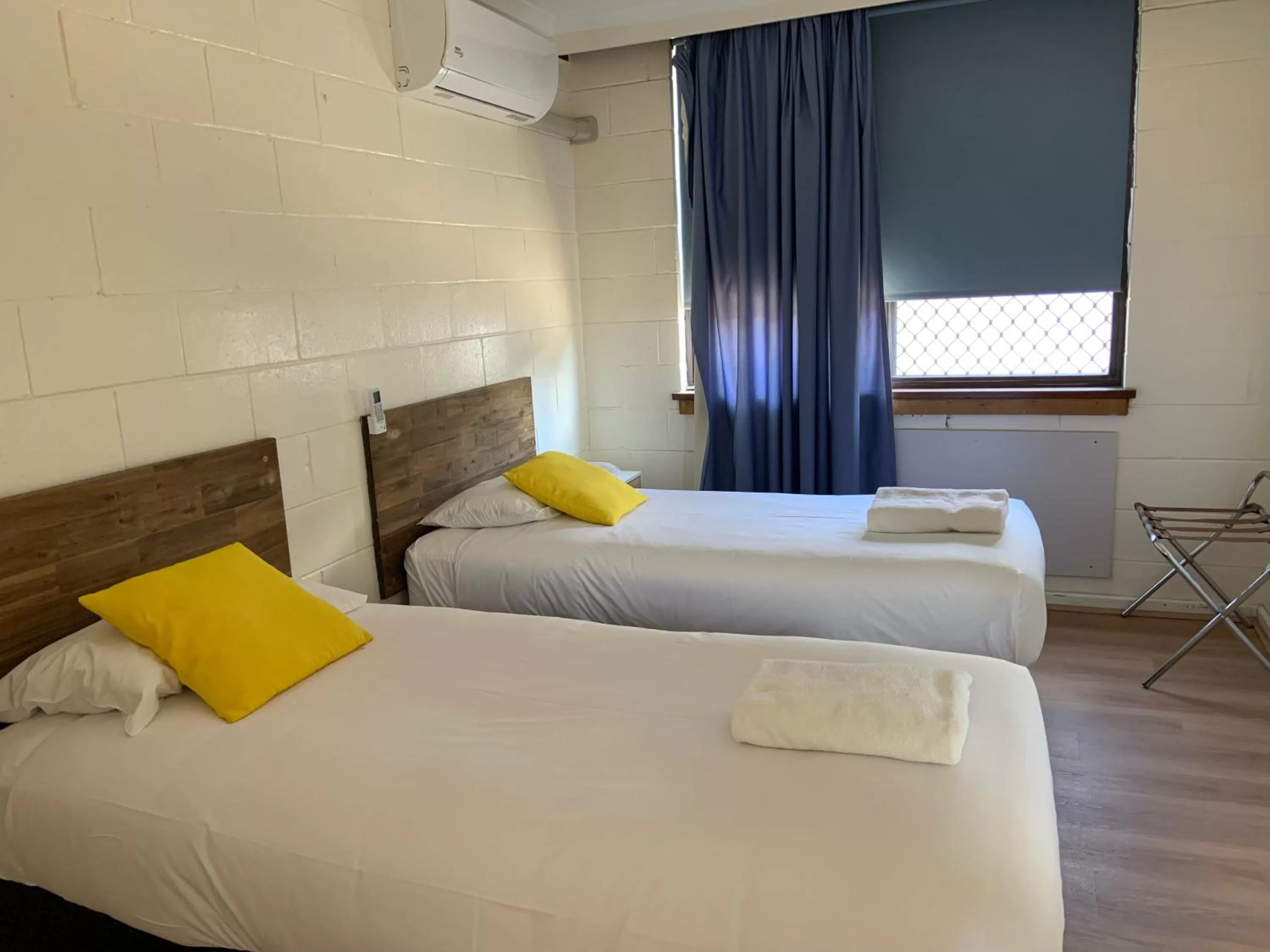 Bed in Plainsman Motel