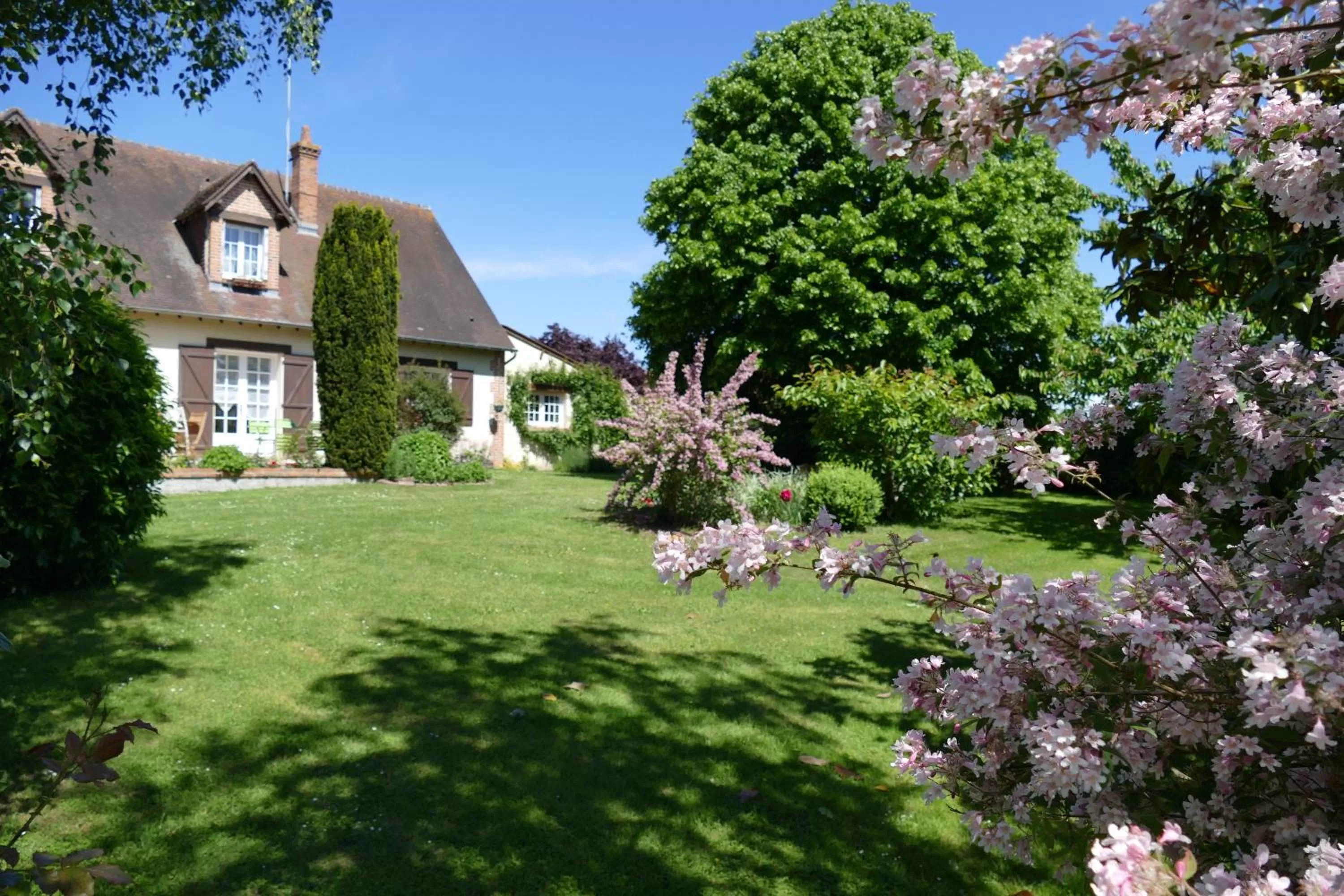 Garden, Property Building in Le Clos des Perraudières