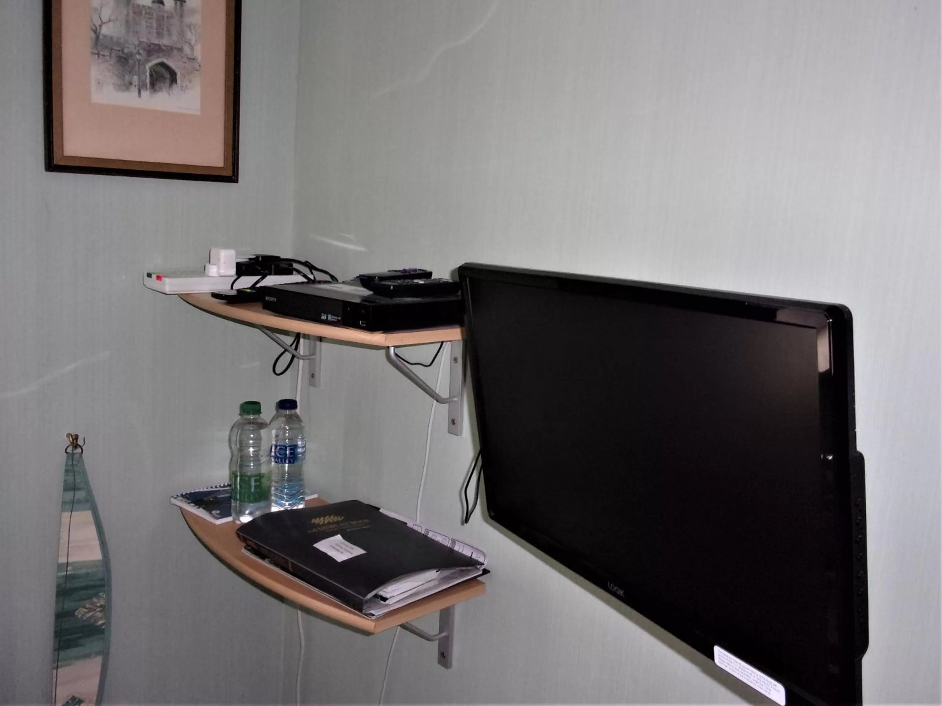 TV and multimedia, TV/Entertainment Center in Mike & Carolyn Ball B&B