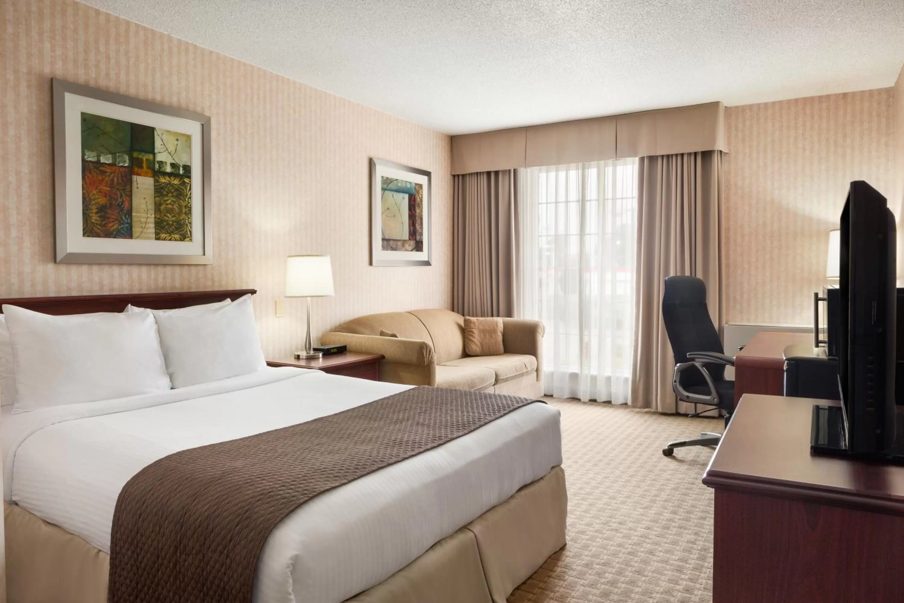 Photo of the whole room, Bed in Days Inn by Wyndham Brantford