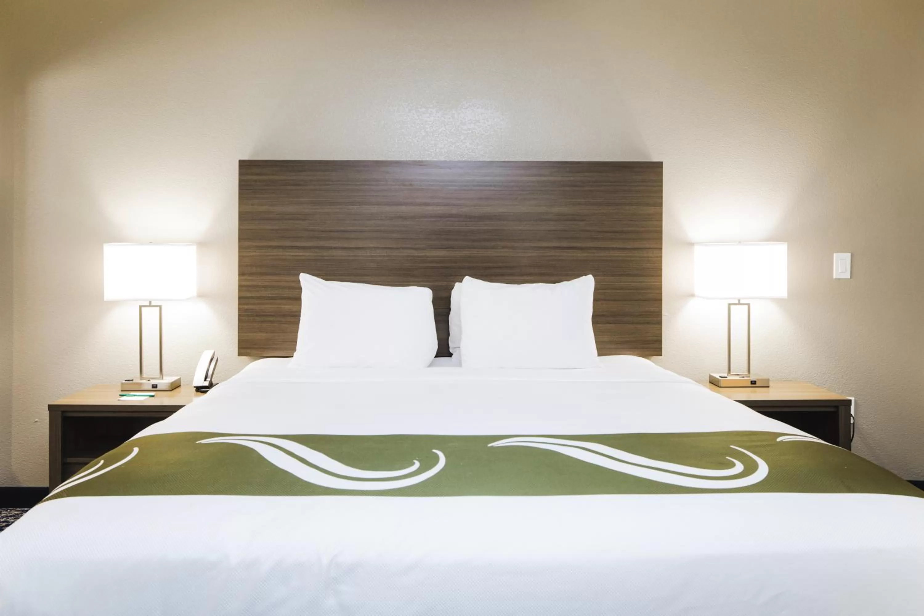 Bedroom, Bed in Quality Suites Houston Hobby Airport