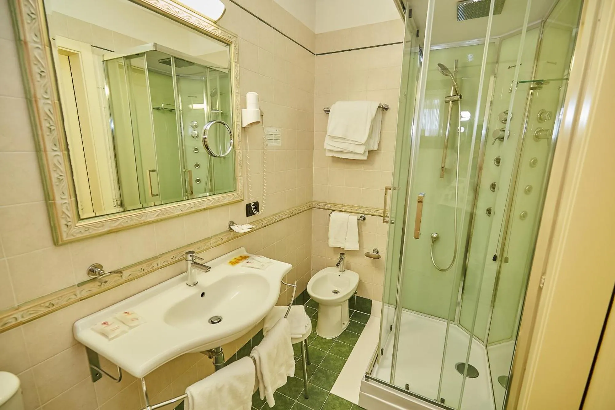 Shower in Hotel Riviera dei Dogi